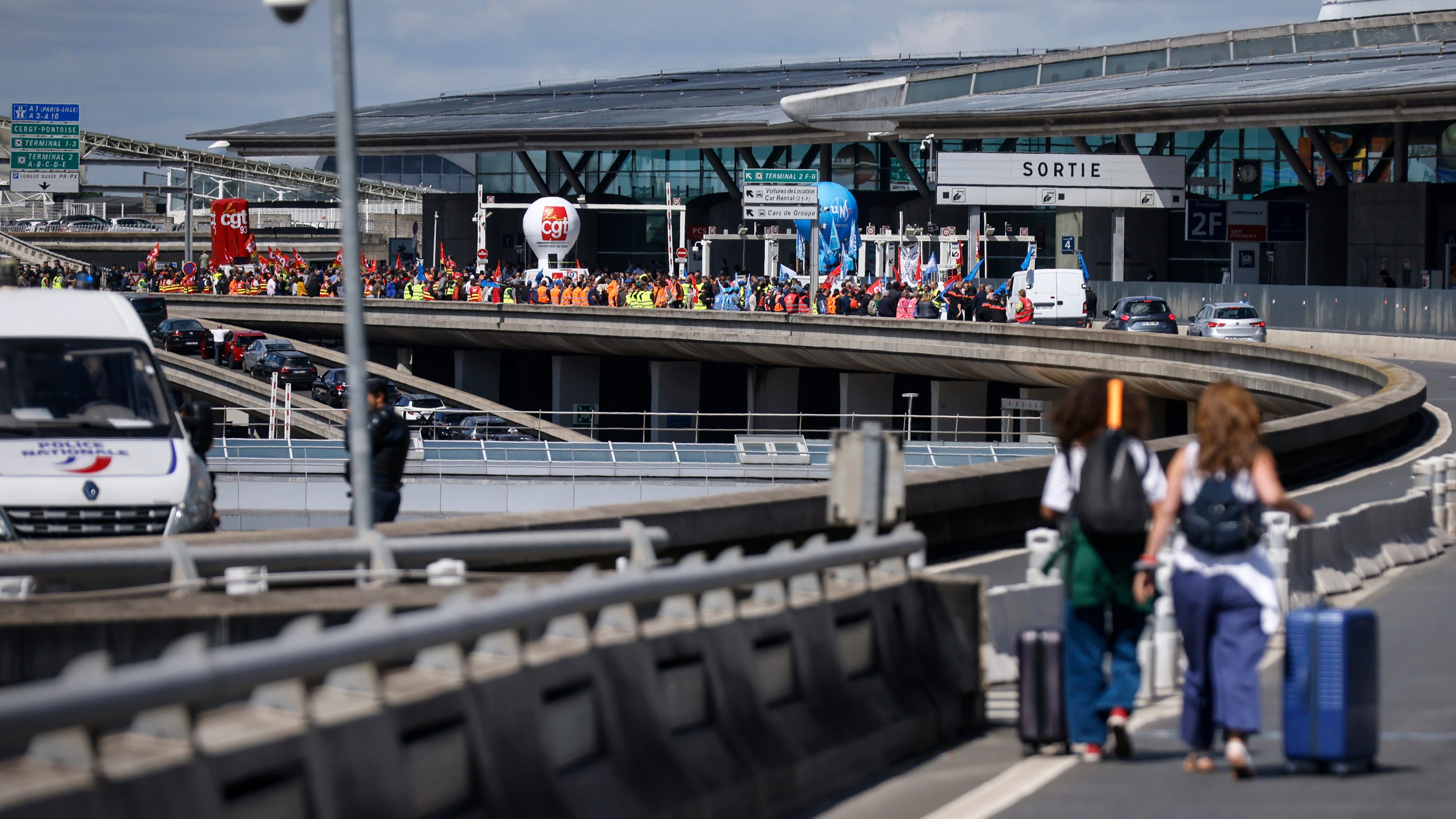 Stuck bags add to tangles at Paris airports amid travel boom