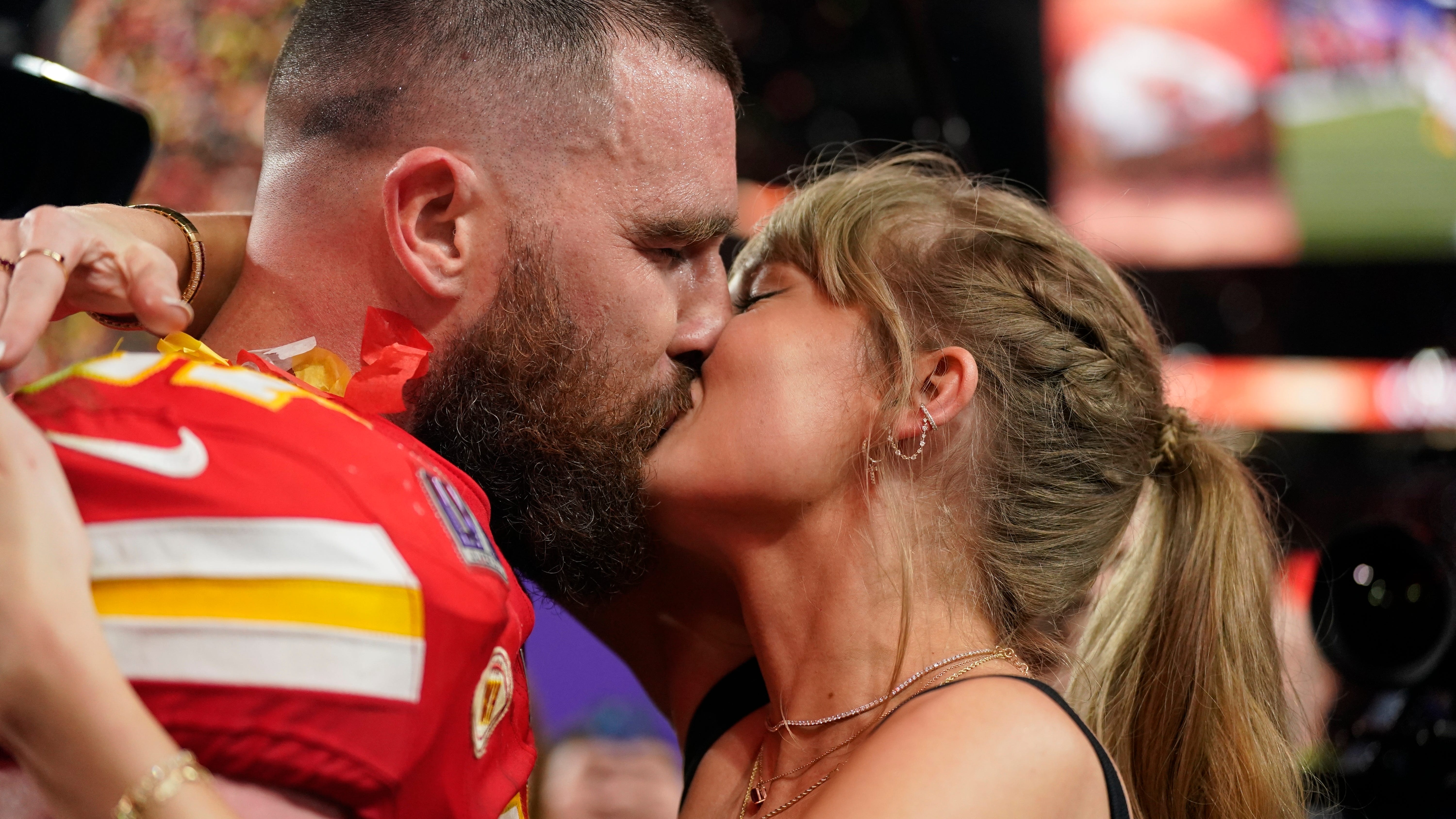 Taylor Swift celebra con Kelce y amigos el triunfo de los Chiefs en el Super Bowl