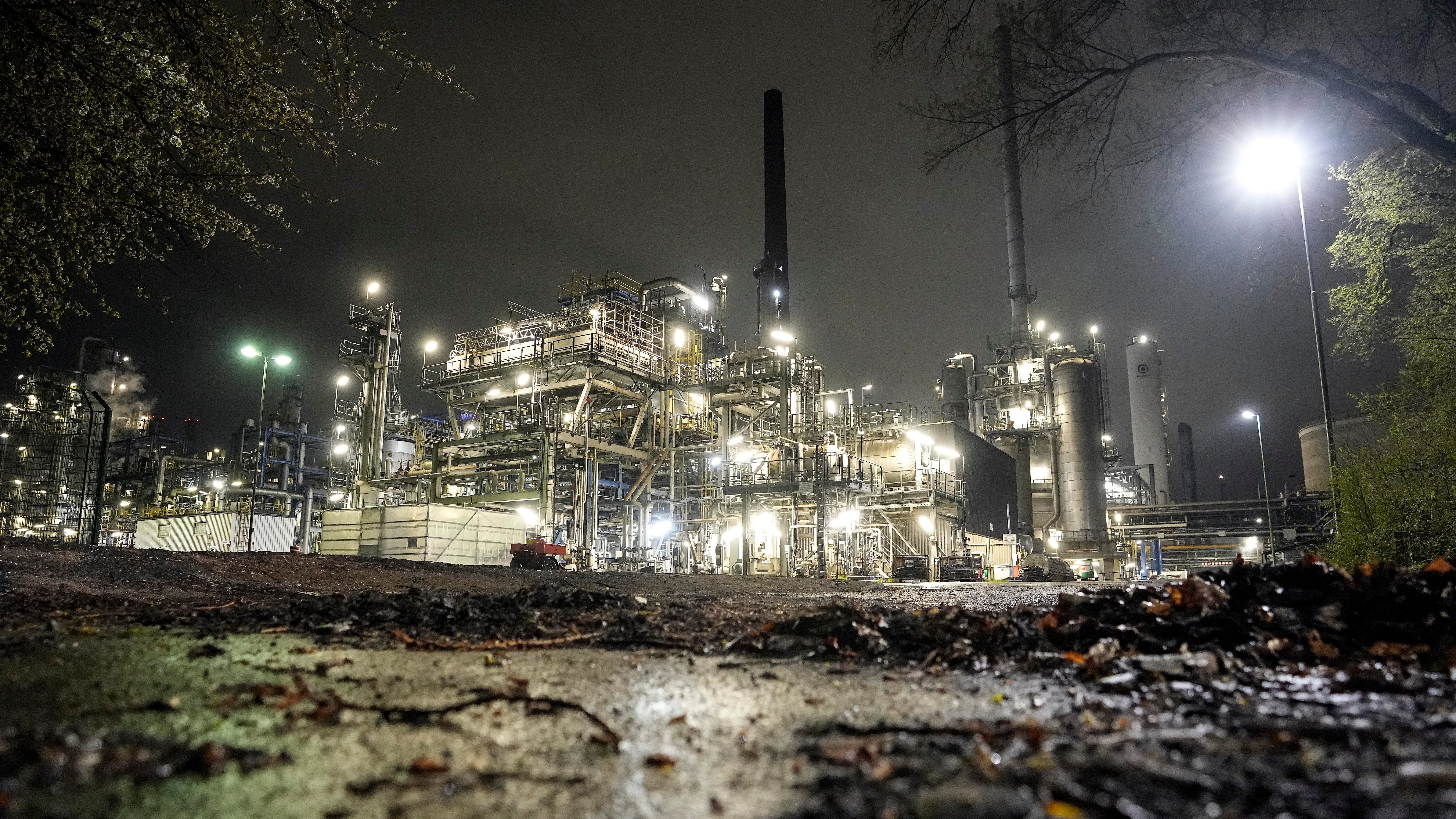 Europe agrees to ban Russian coal, but struggles on oil, gas