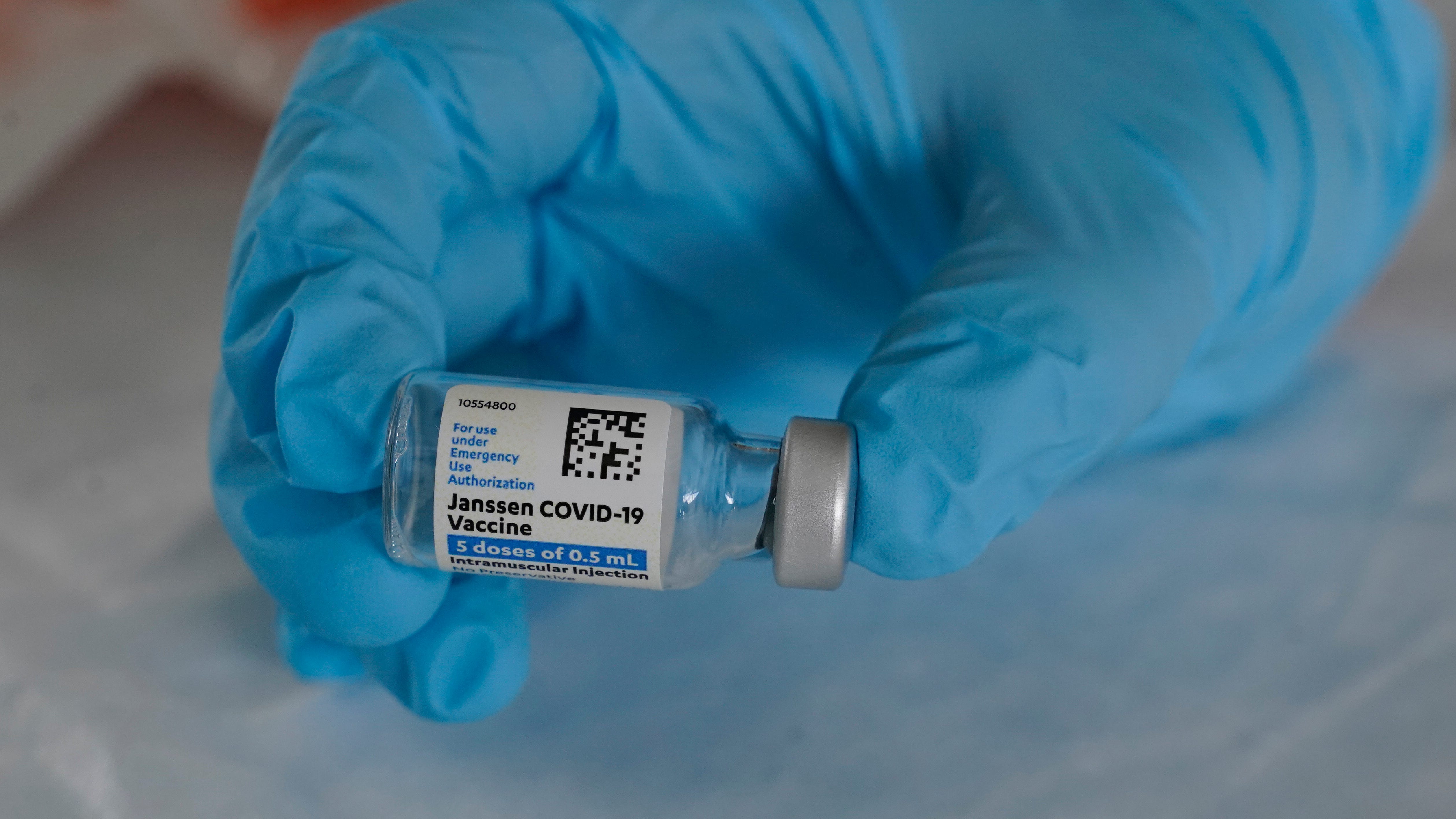 US to resume J&J COVID vaccinations despite rare clot risk