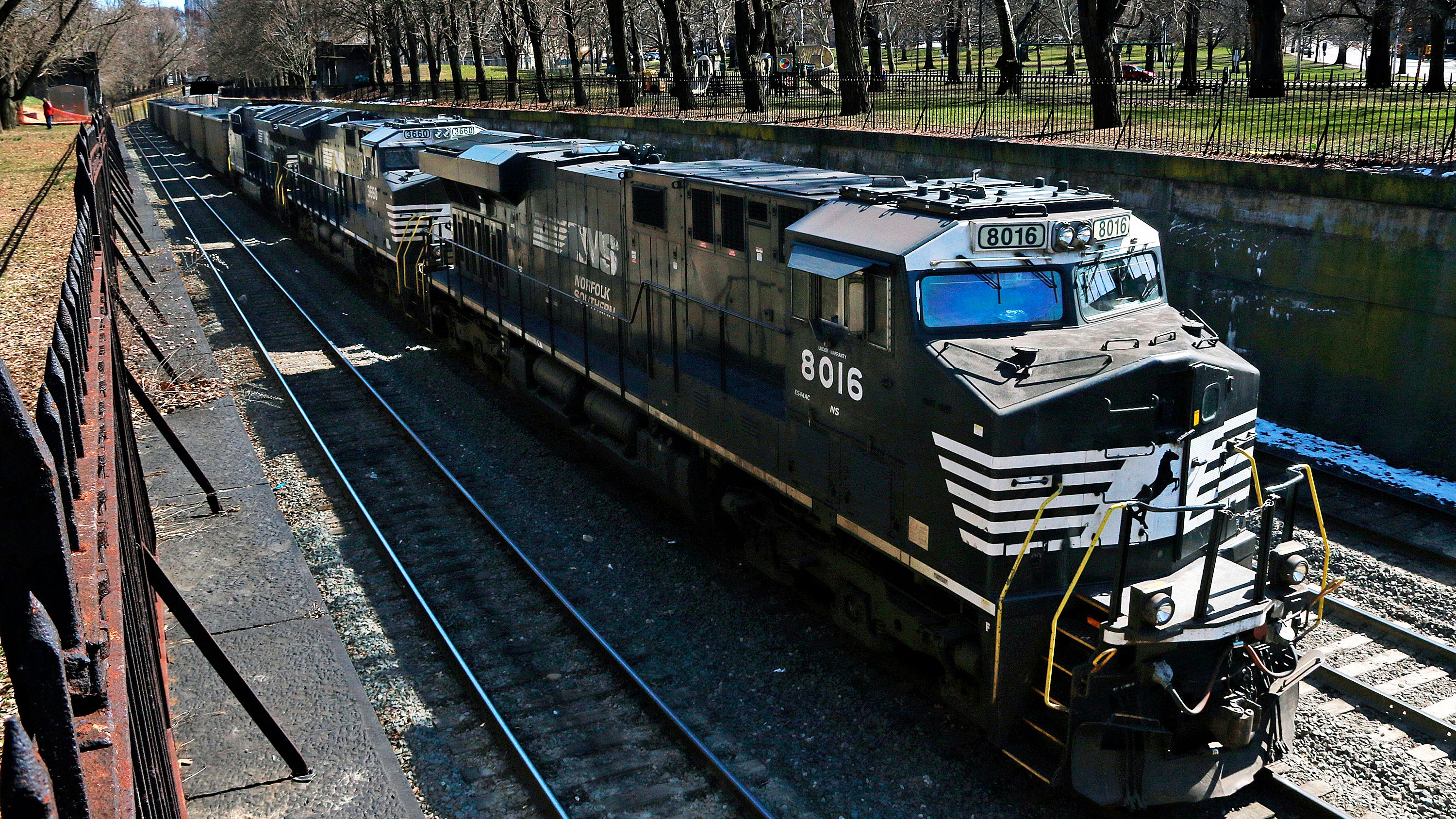Train engineers union reaches first sick-time deal with Norfolk Southern railroad