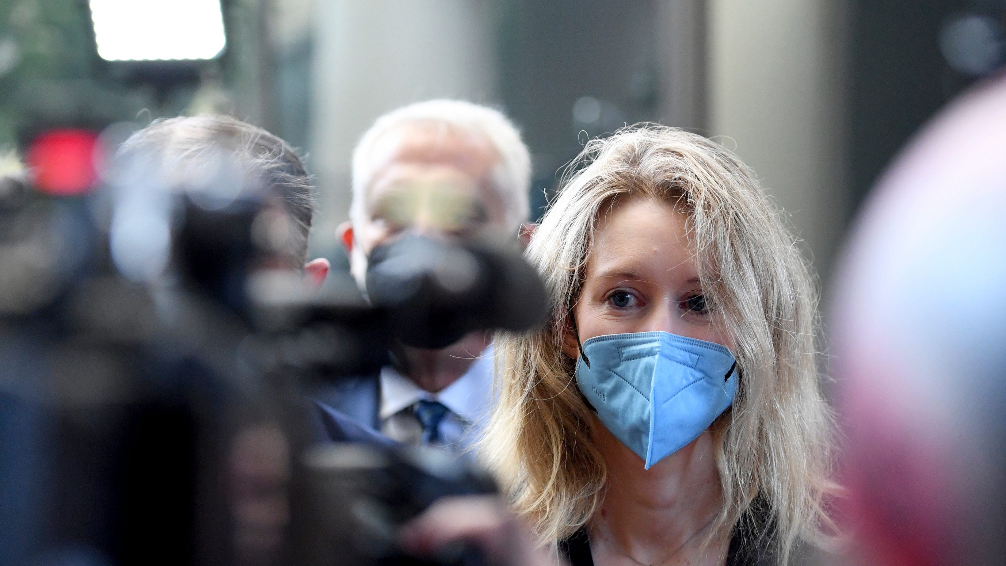 Theranos CEO wooed investors while lab director saw trouble