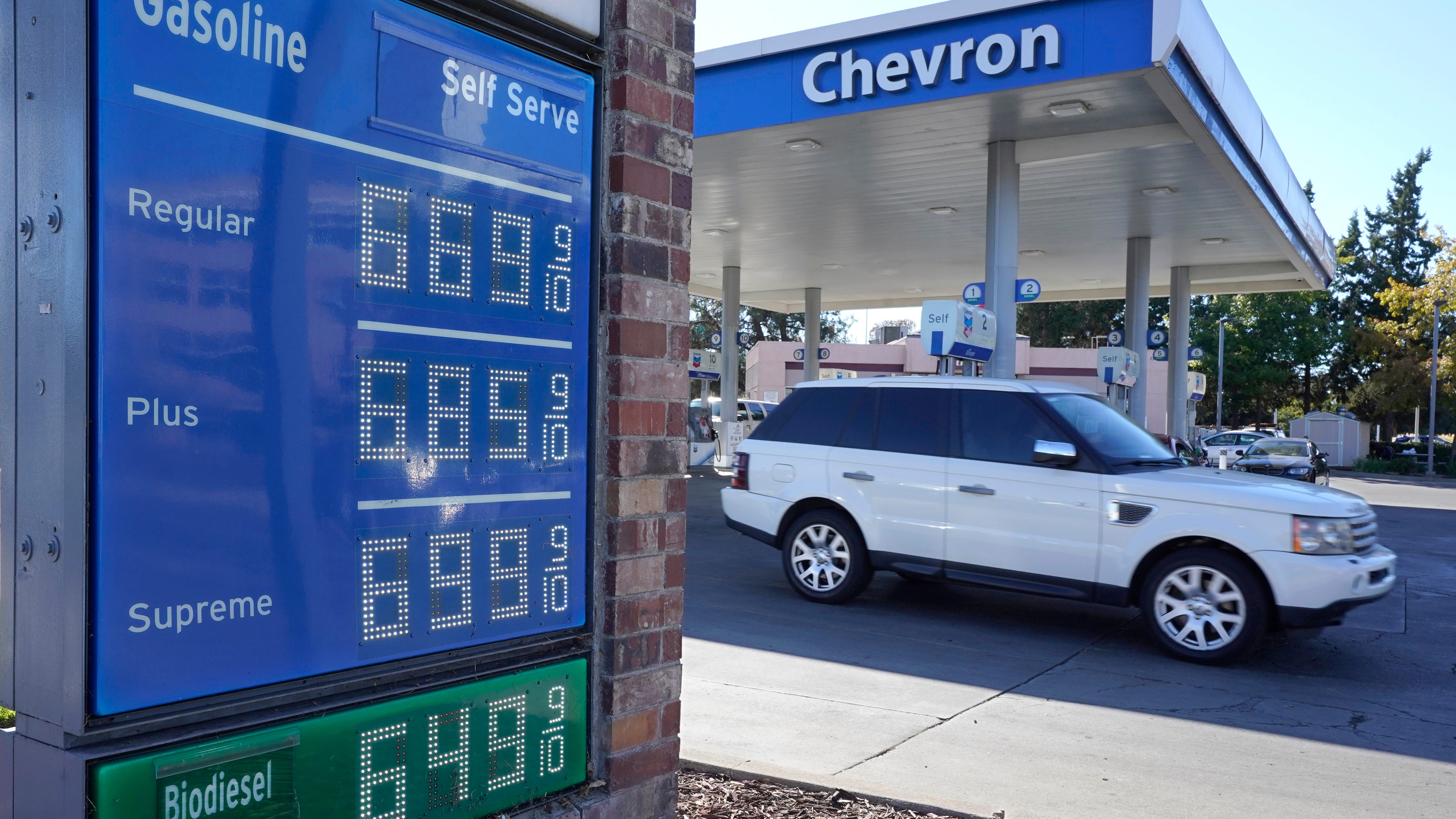 Newsom relaxes refinery rules as California gas prices soar
