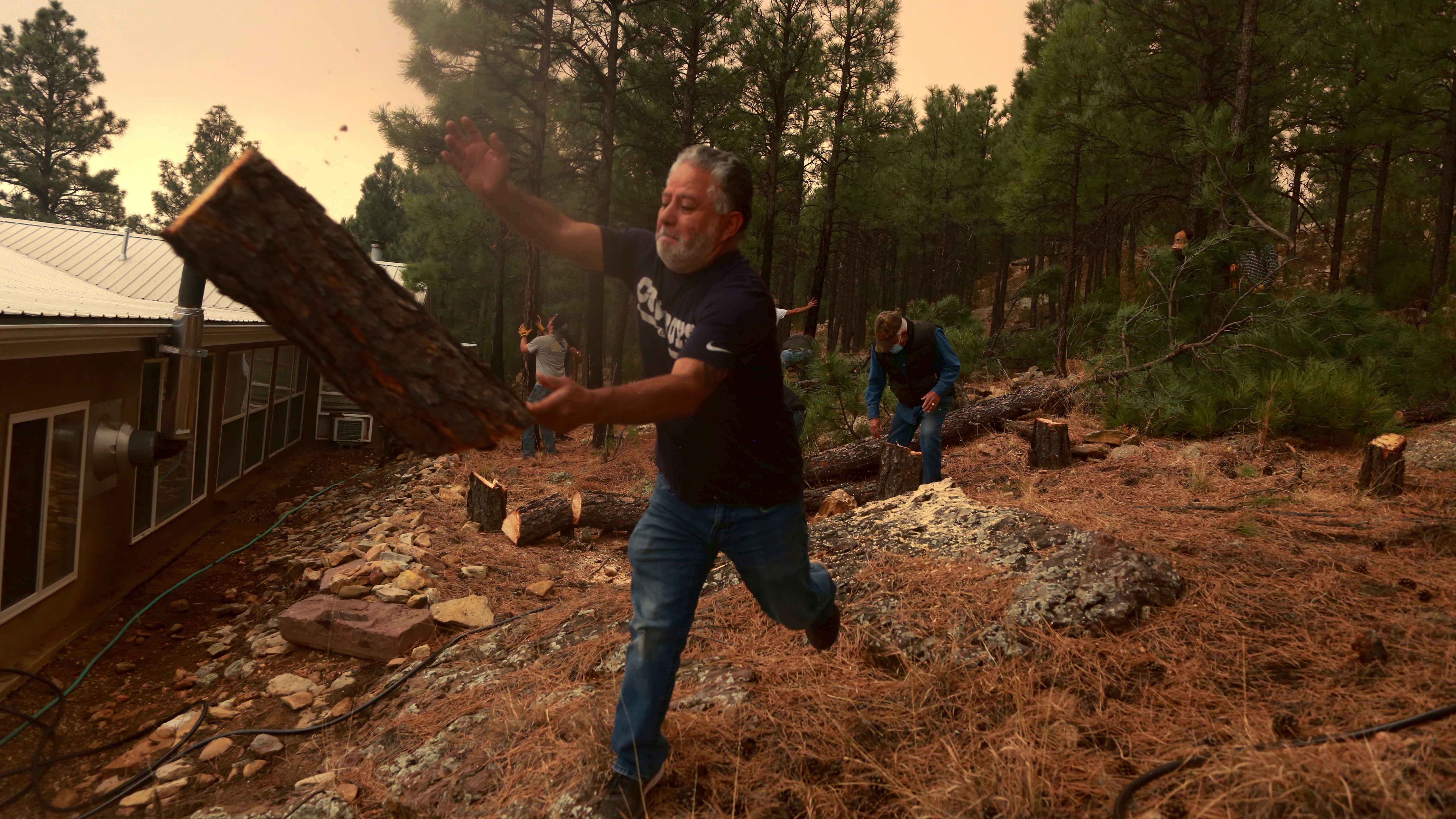 As wildfire closes in, New Mexico residents prepare to flee