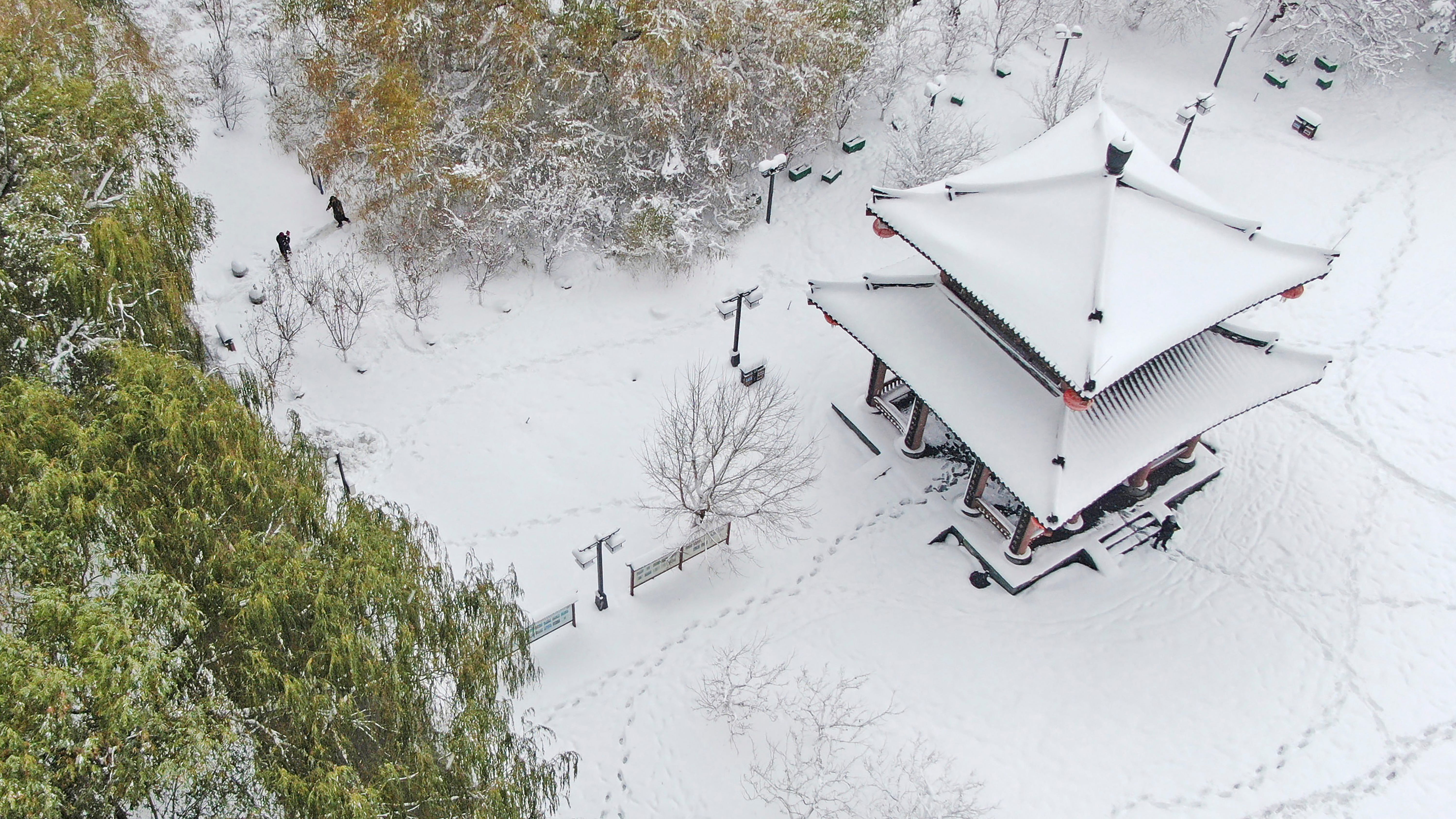 Schools, roads closed, 1 person dead in snowstorm in China