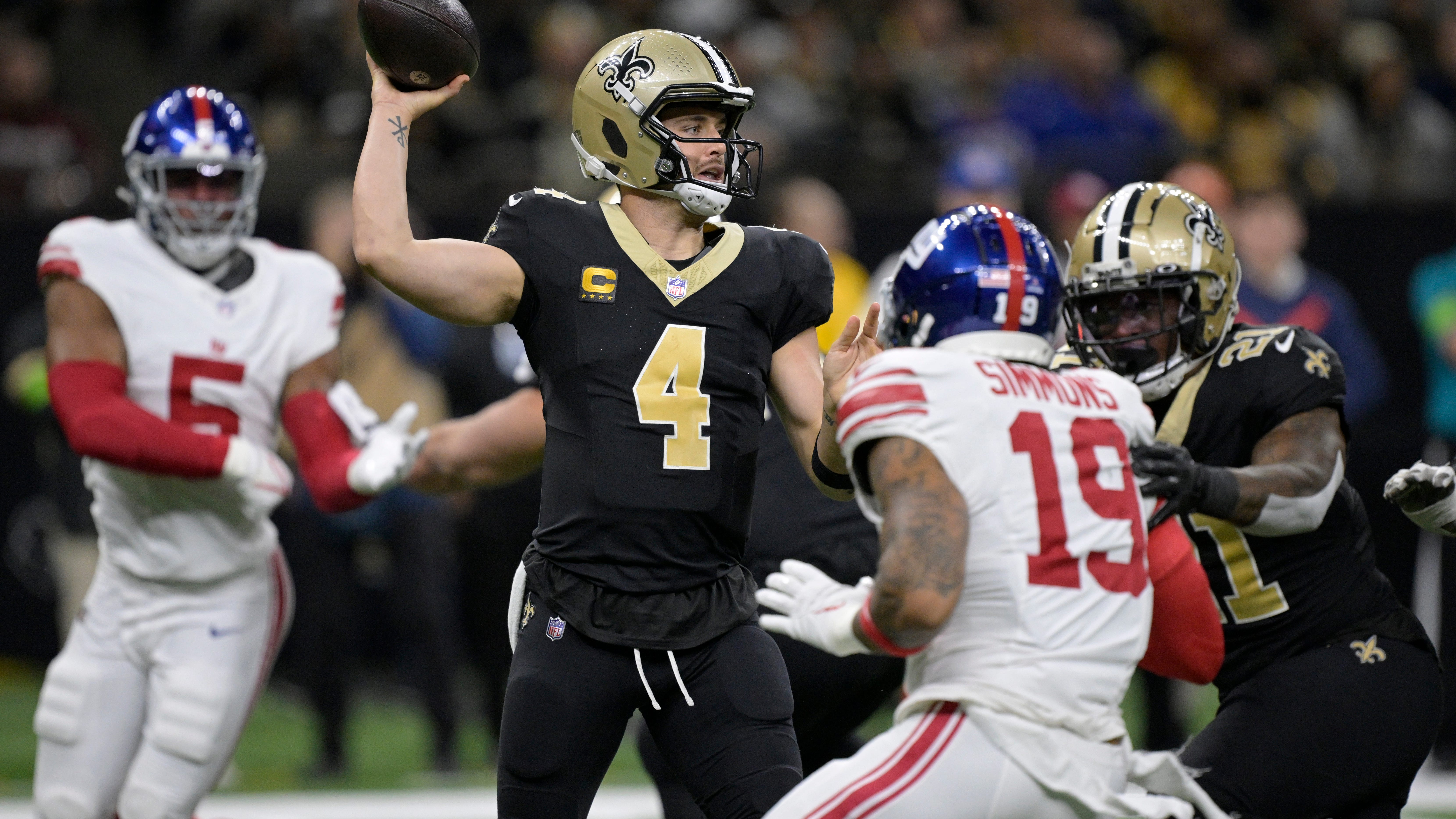 Carr throws 3 TD passes as Saints top Giants 24-6 to remain tied atop NFC South