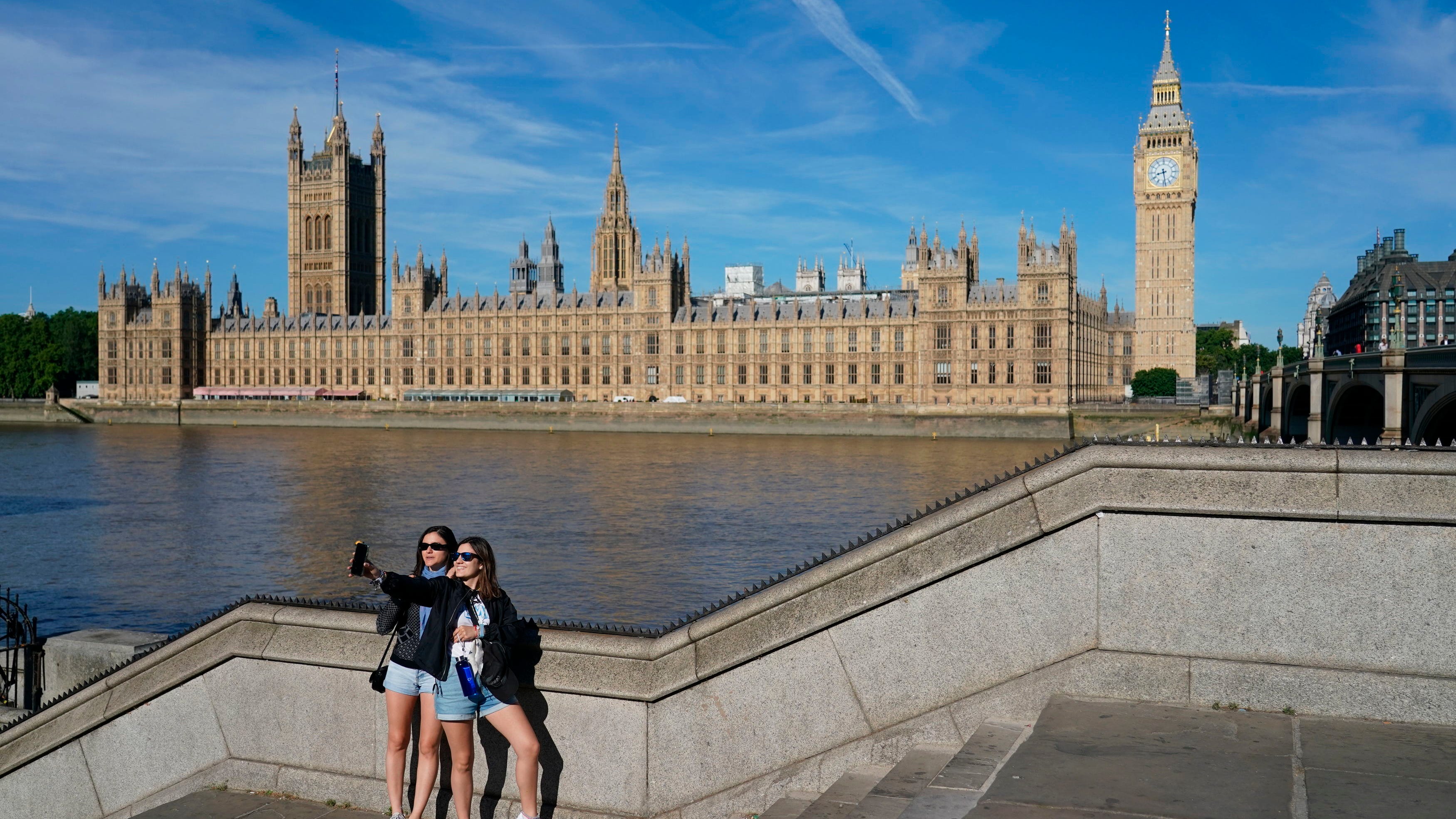 UK issues 1st-ever 'red' warning for hot weather next week