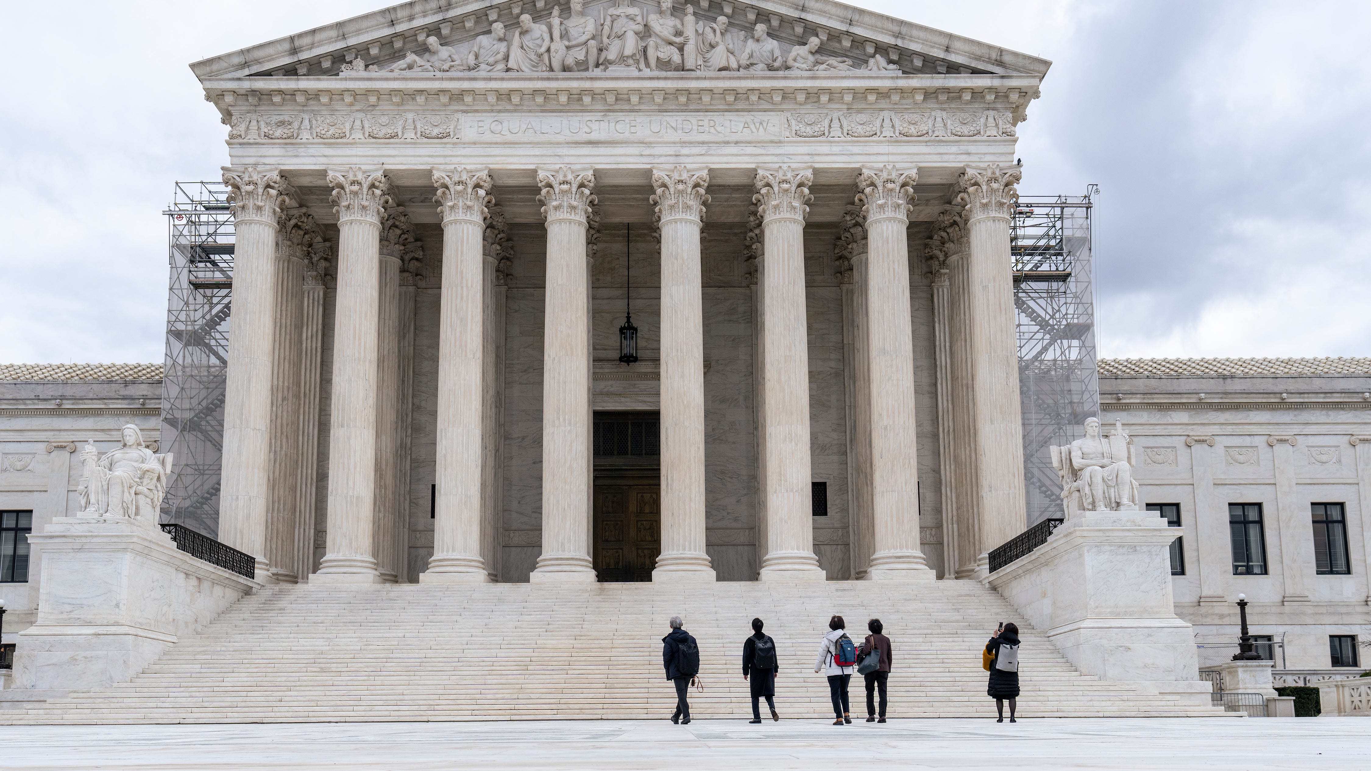 Corte Suprema levanta suspensión a ley de Texas que permite a policía detener a migrantes