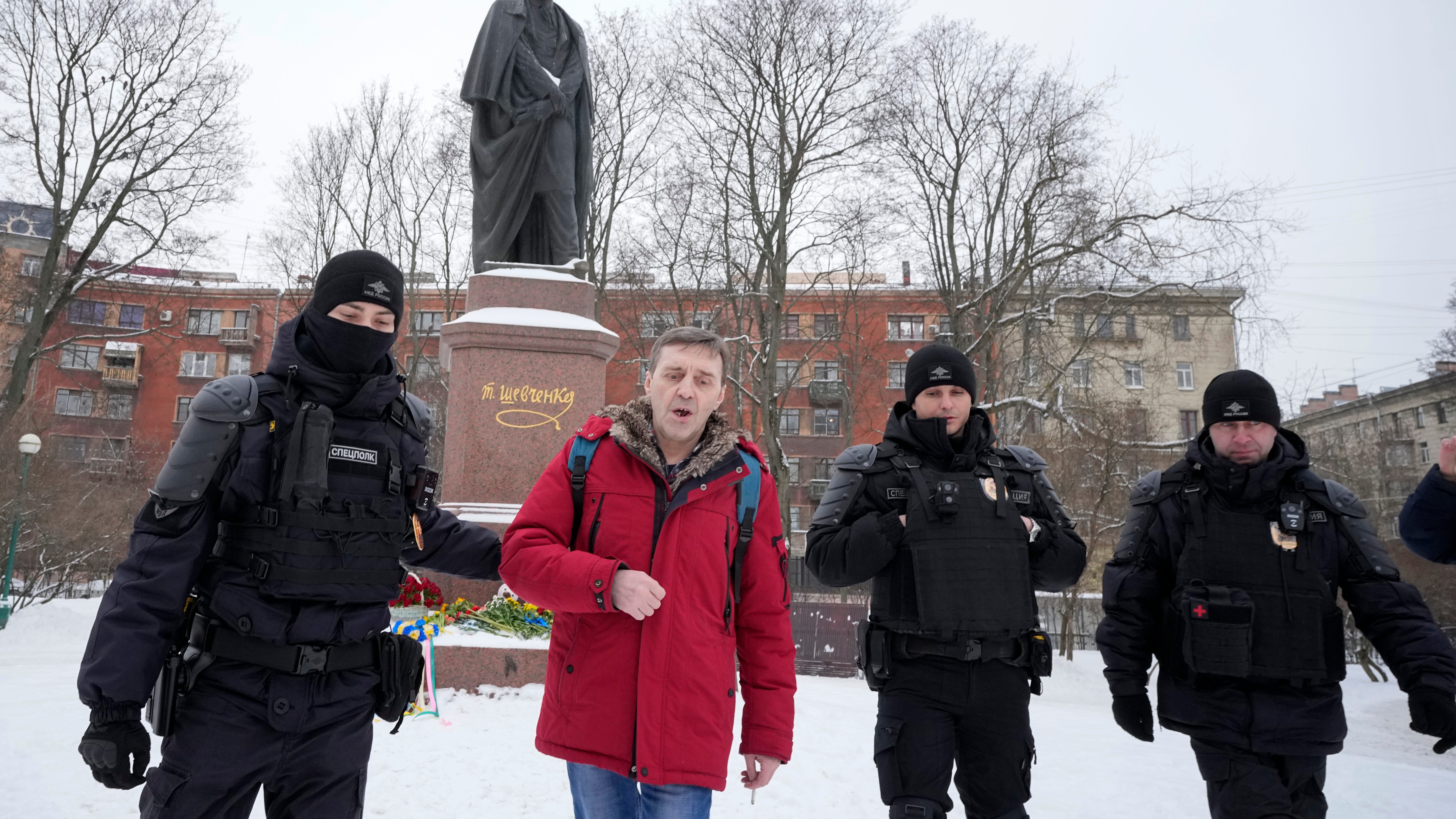 Russians mark Ukraine war anniversary with flowers, arrests