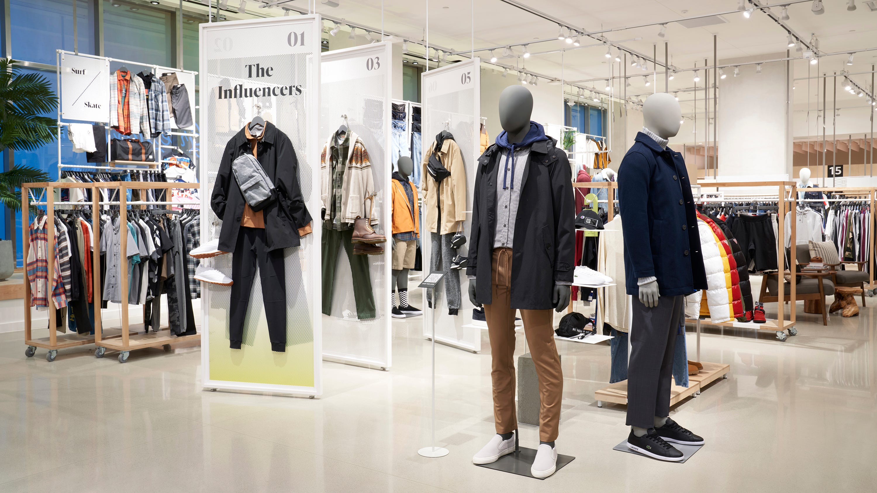 Amazon heads to the mall with prototype clothing store 