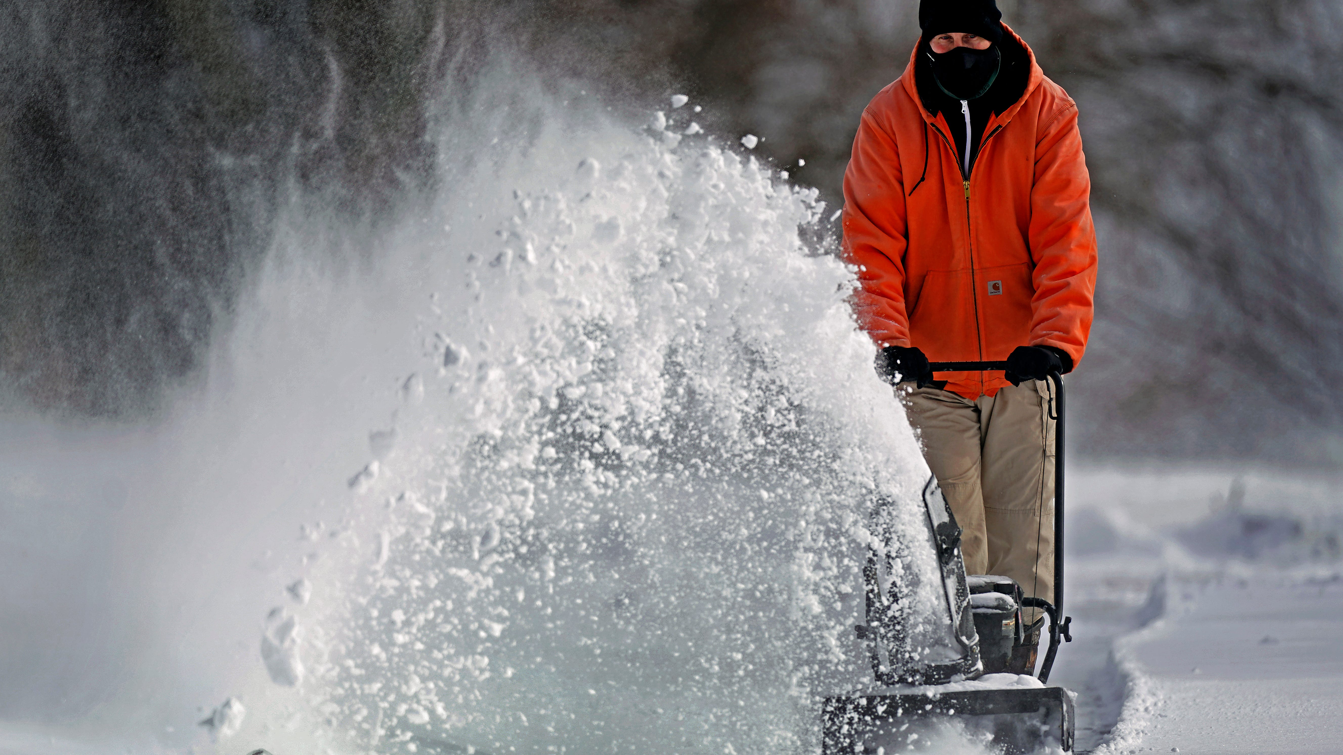 Winter storm packing snow, freezing rain moves across US