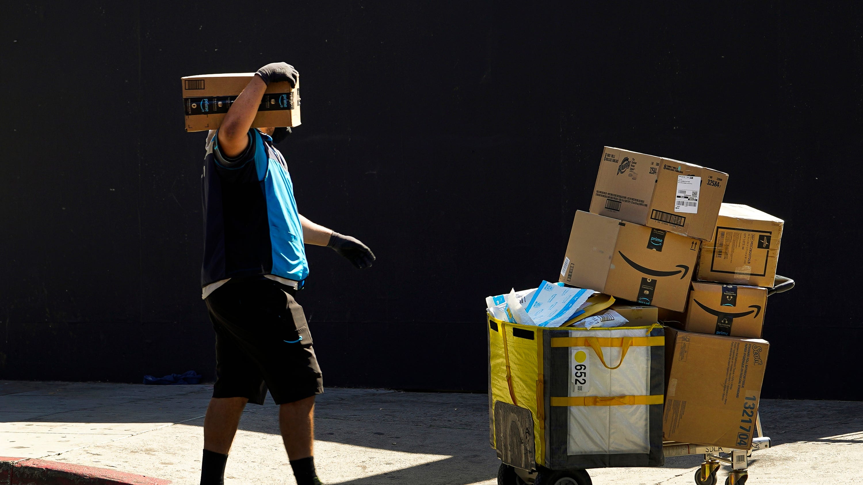 Amazon to raise average hourly pay by $1 to $19 in October