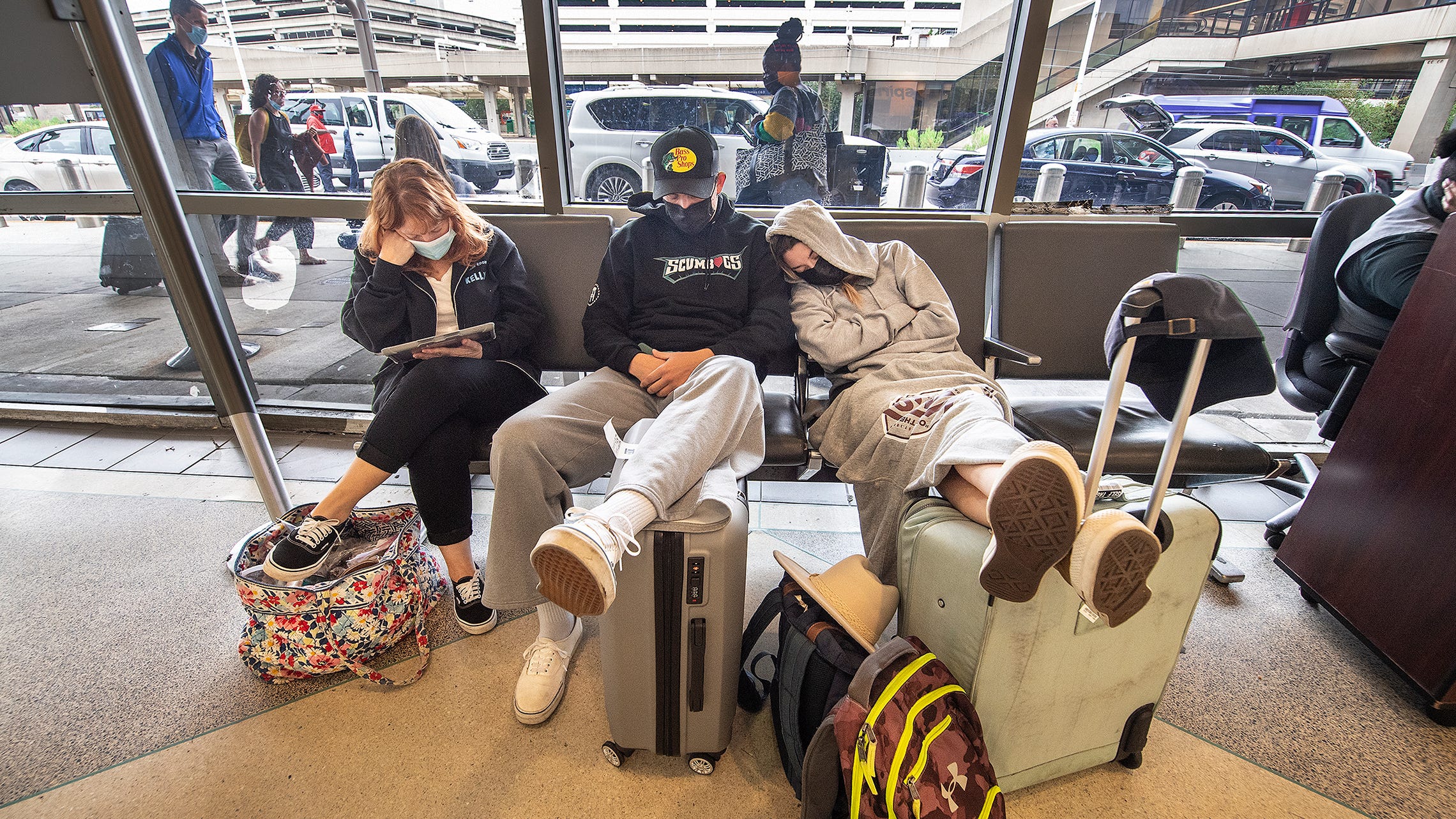 Spirit cancels half its flights; American also struggling
