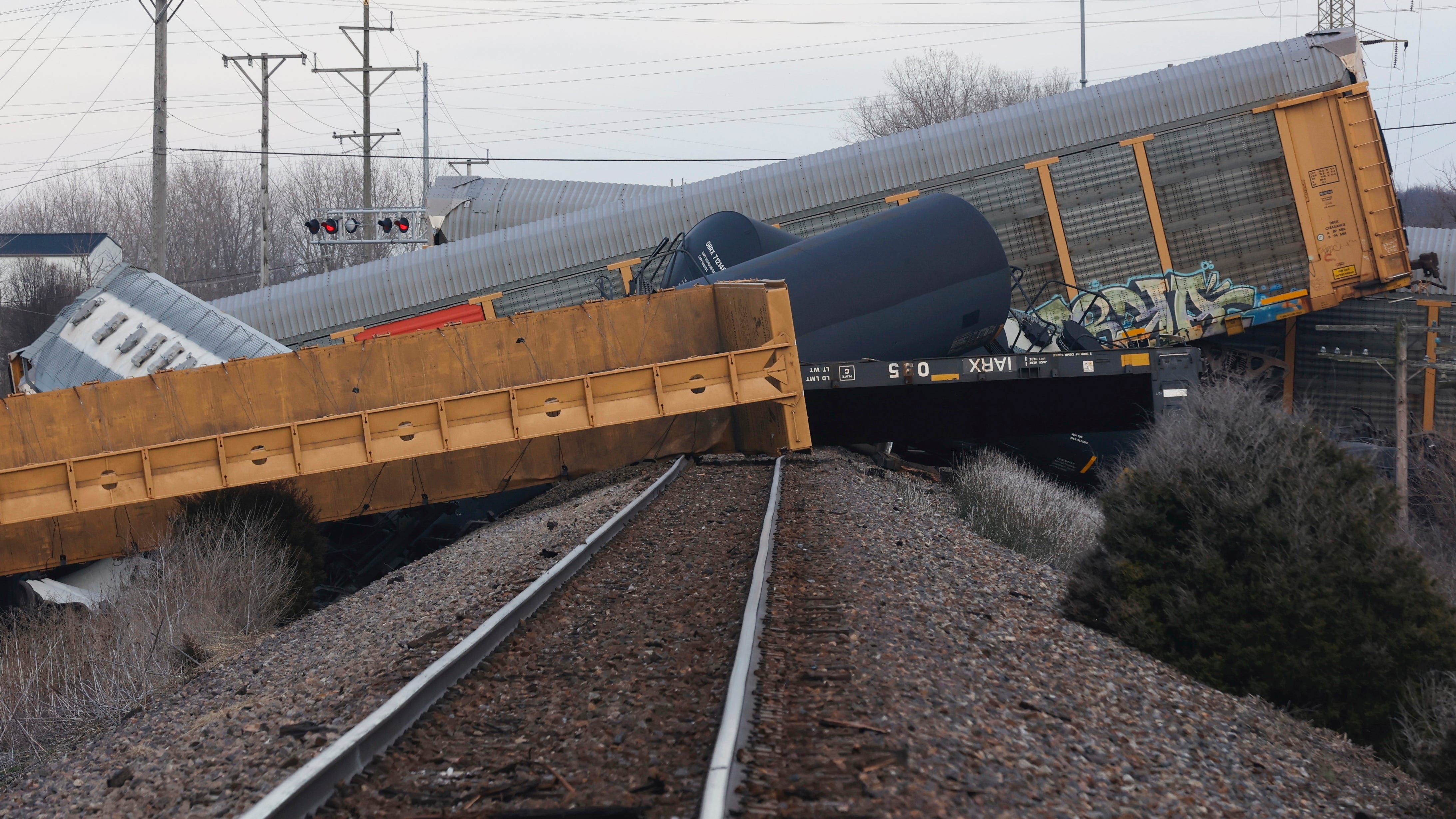 Railroads warned about car flaw that could cause derailments