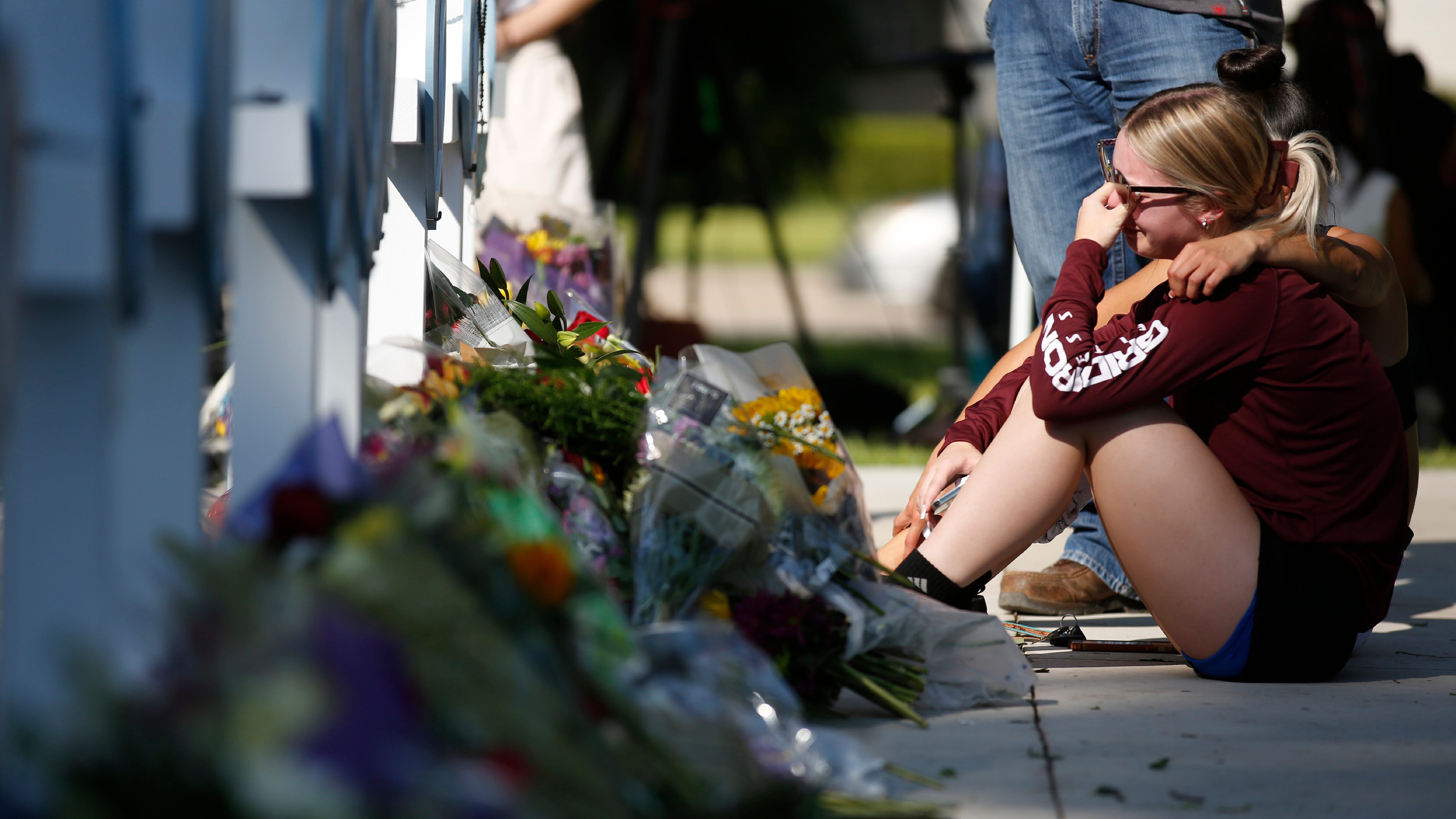 Official: Girl told 911 'send the police now' as cops waited