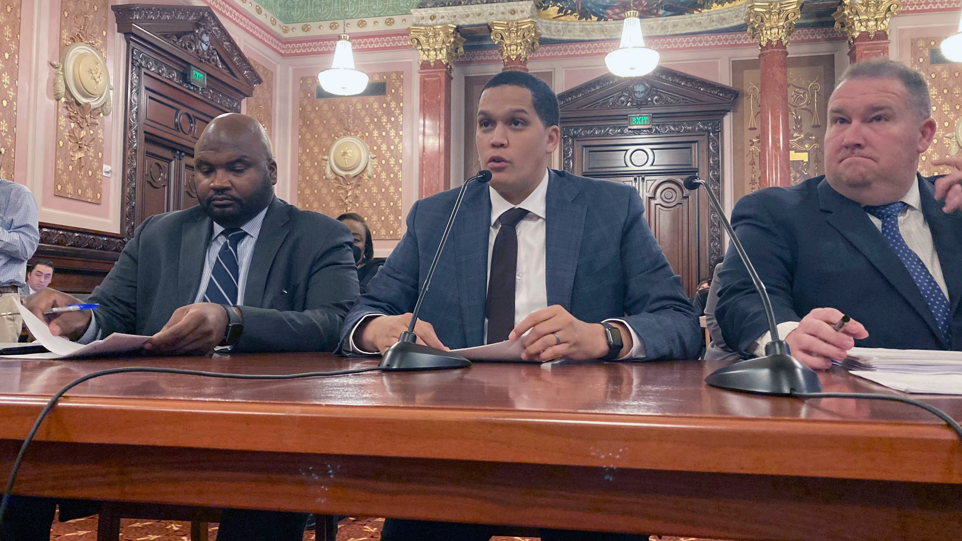 Illinois lawmakers OK crime bill cleanup, plan ends bail