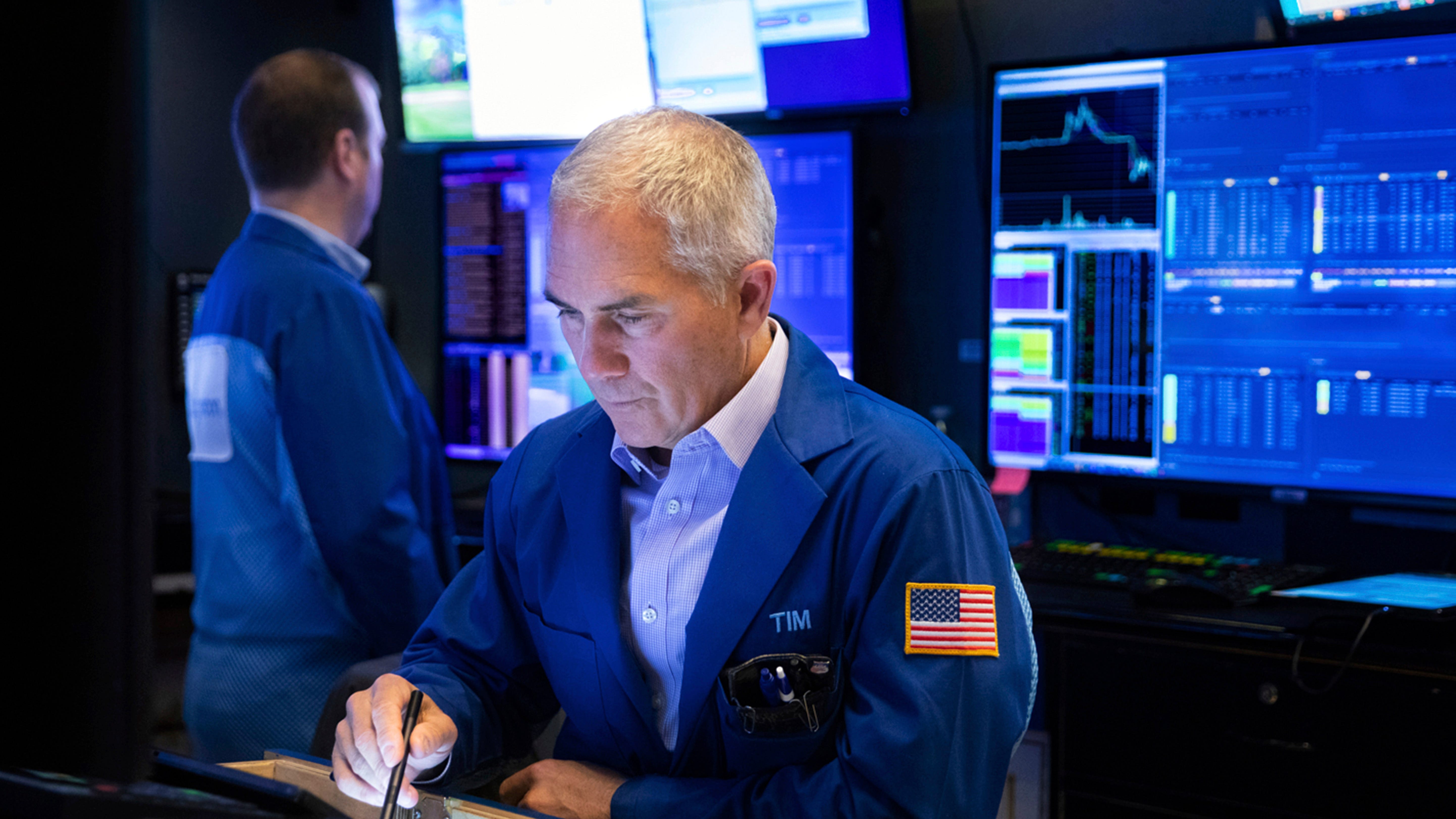 Stocks fall again, handing Wall Street another losing week