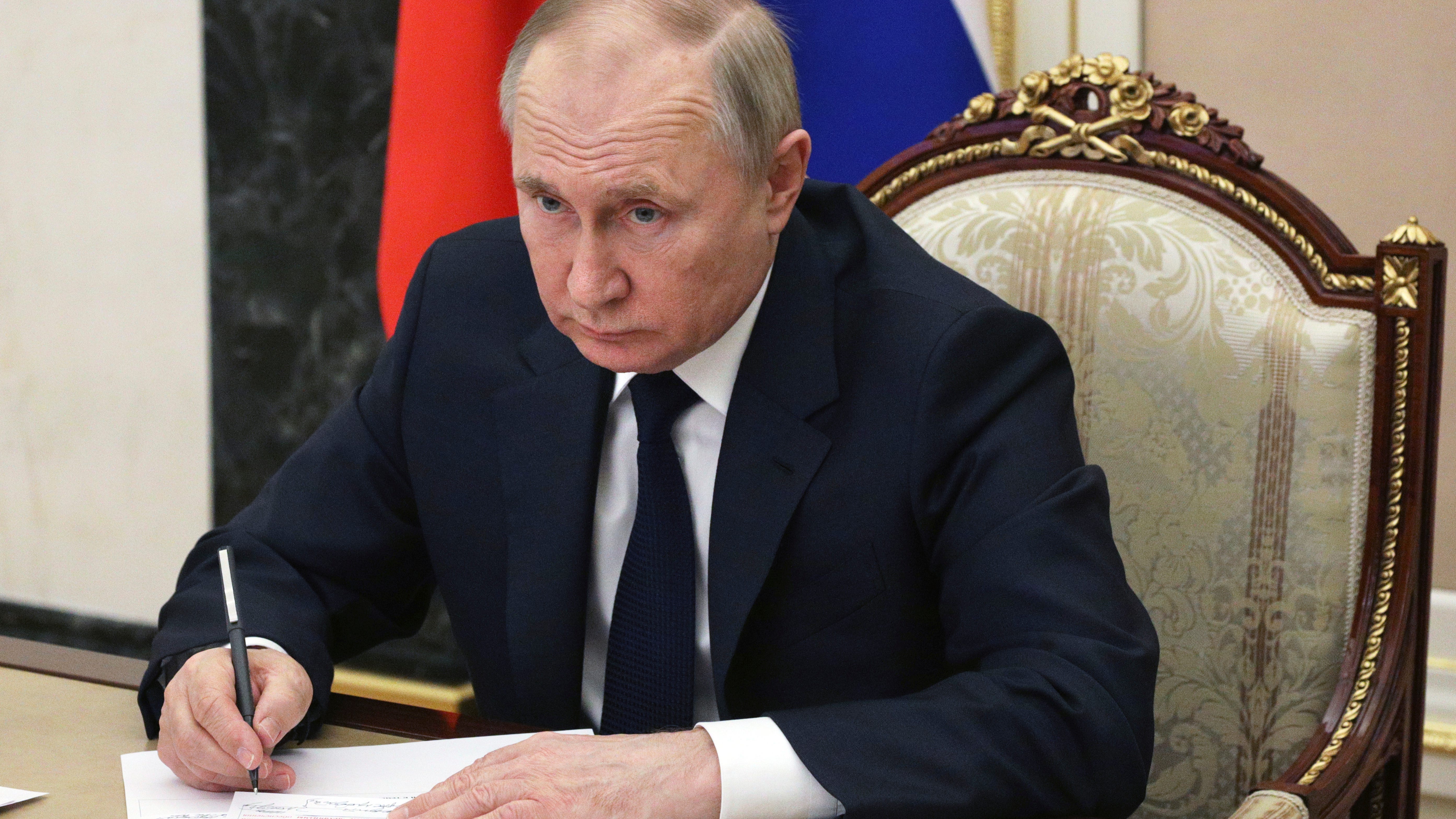 New US sanctions target more in Putin's power structure