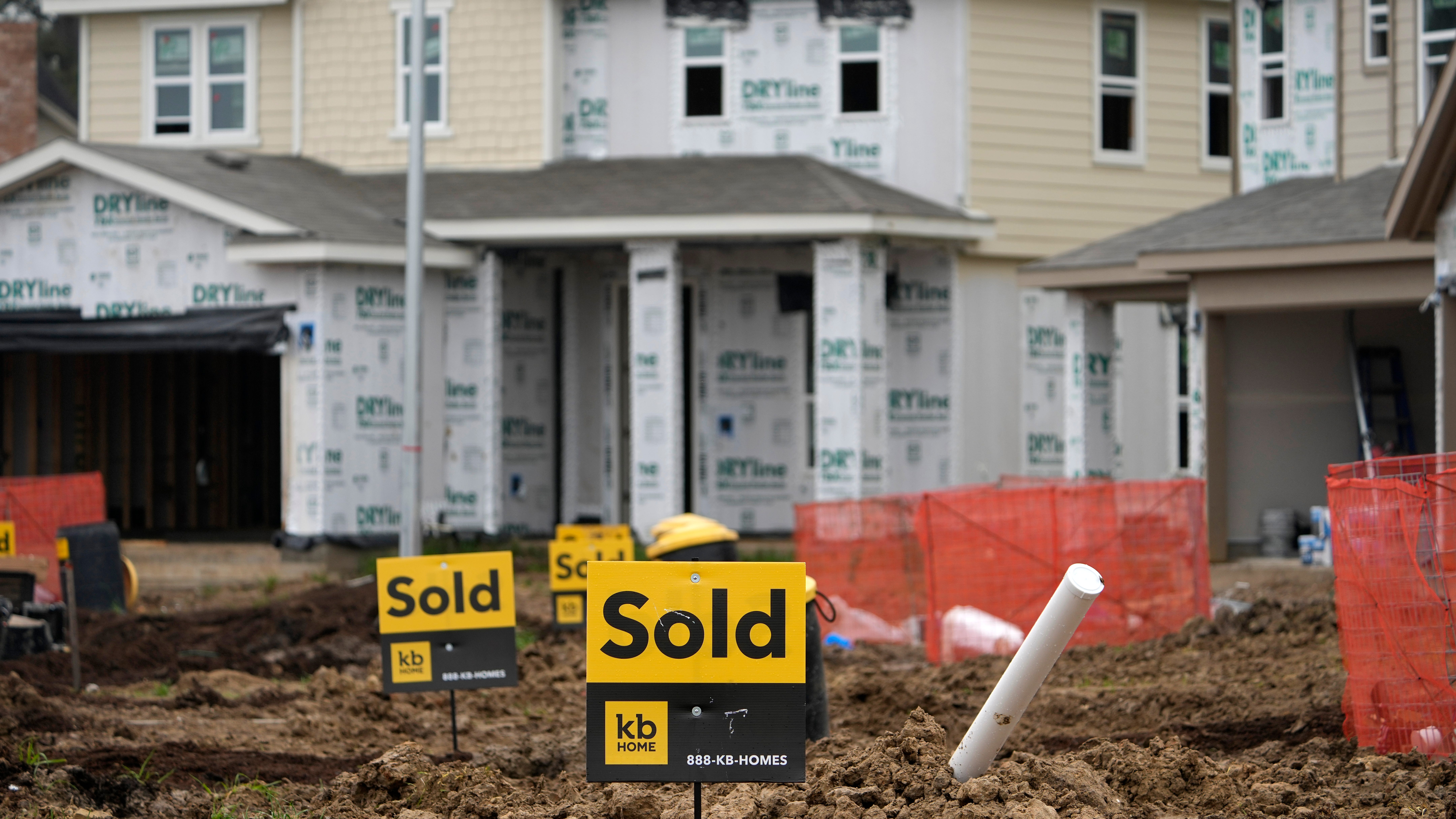 Fewer Americans sign contracts to buy homes in April