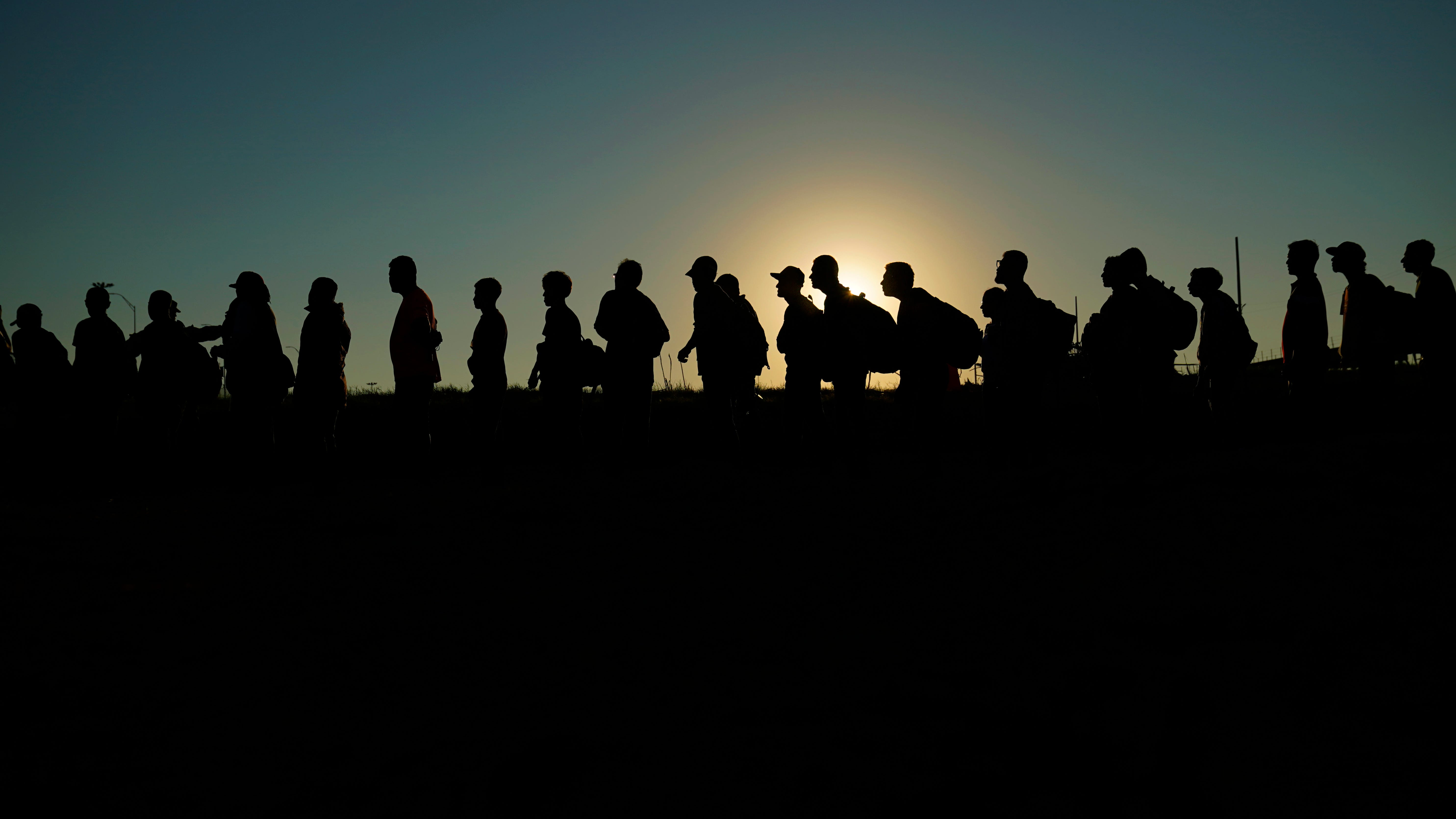 Juez federal bloquea ley de Texas que permitiría a policía arrestar a migrantes