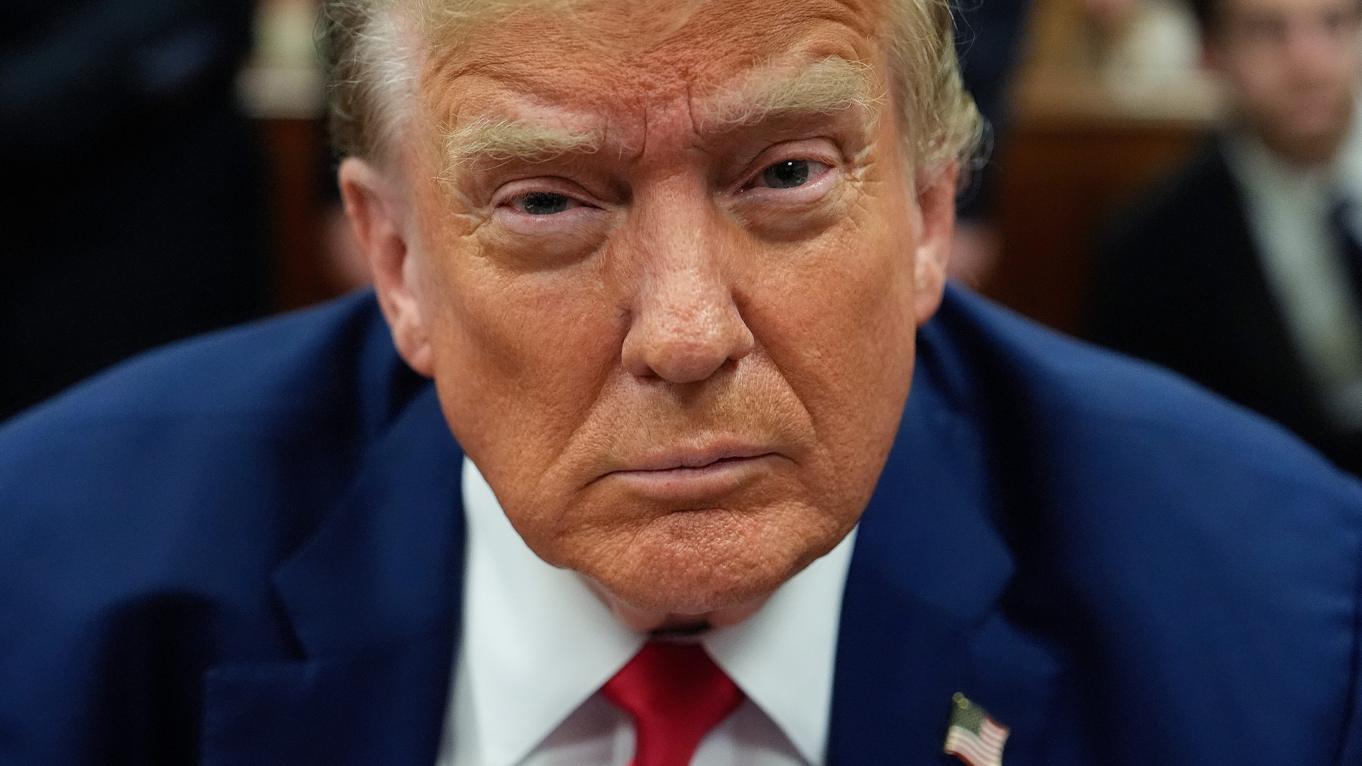 Imponen nueva multa a Trump por violar orden mordaza en juicio en NY; le advierten sobre cárcel
