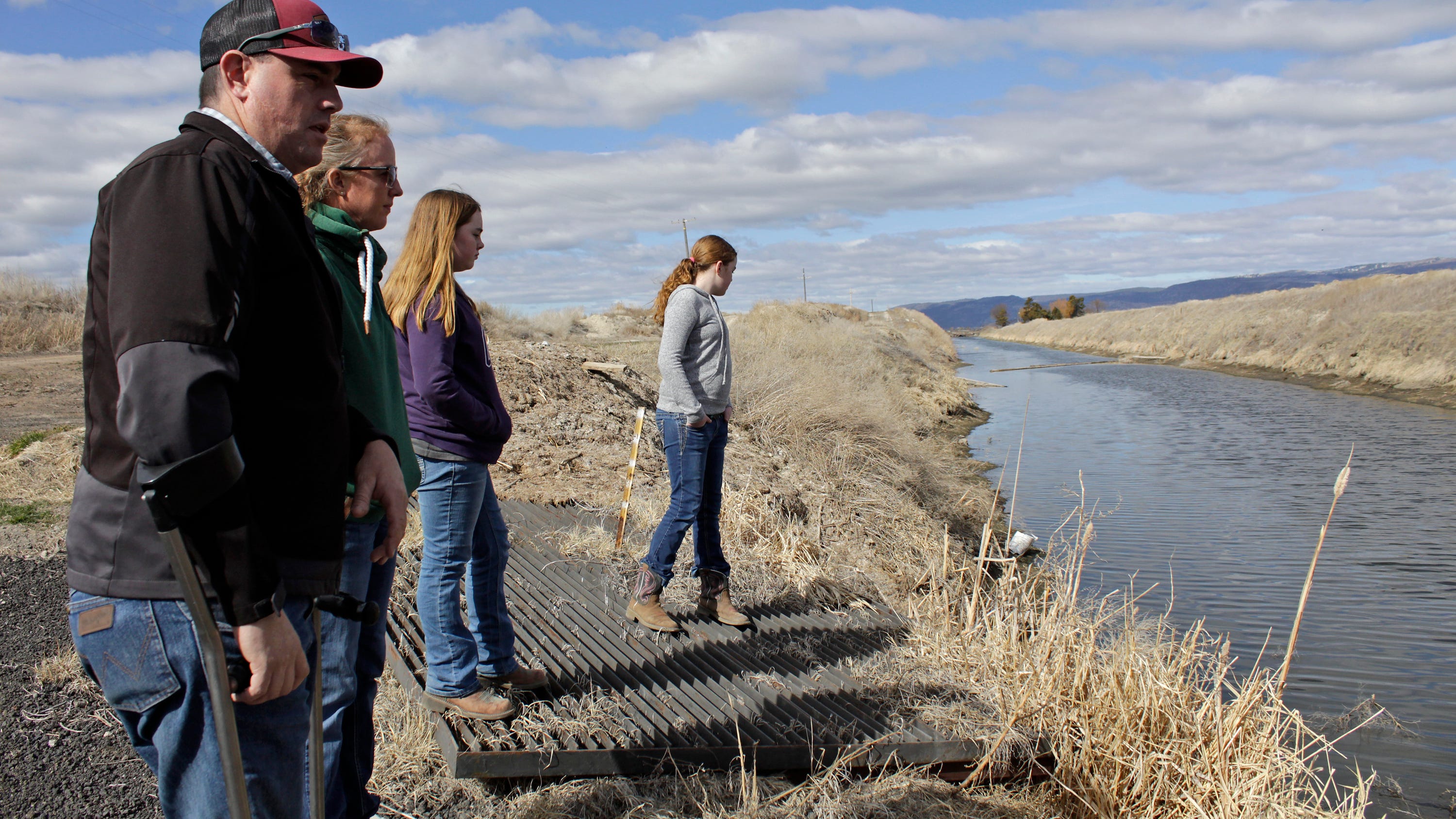 Farms, fish on dry California-Oregon border see scant water 