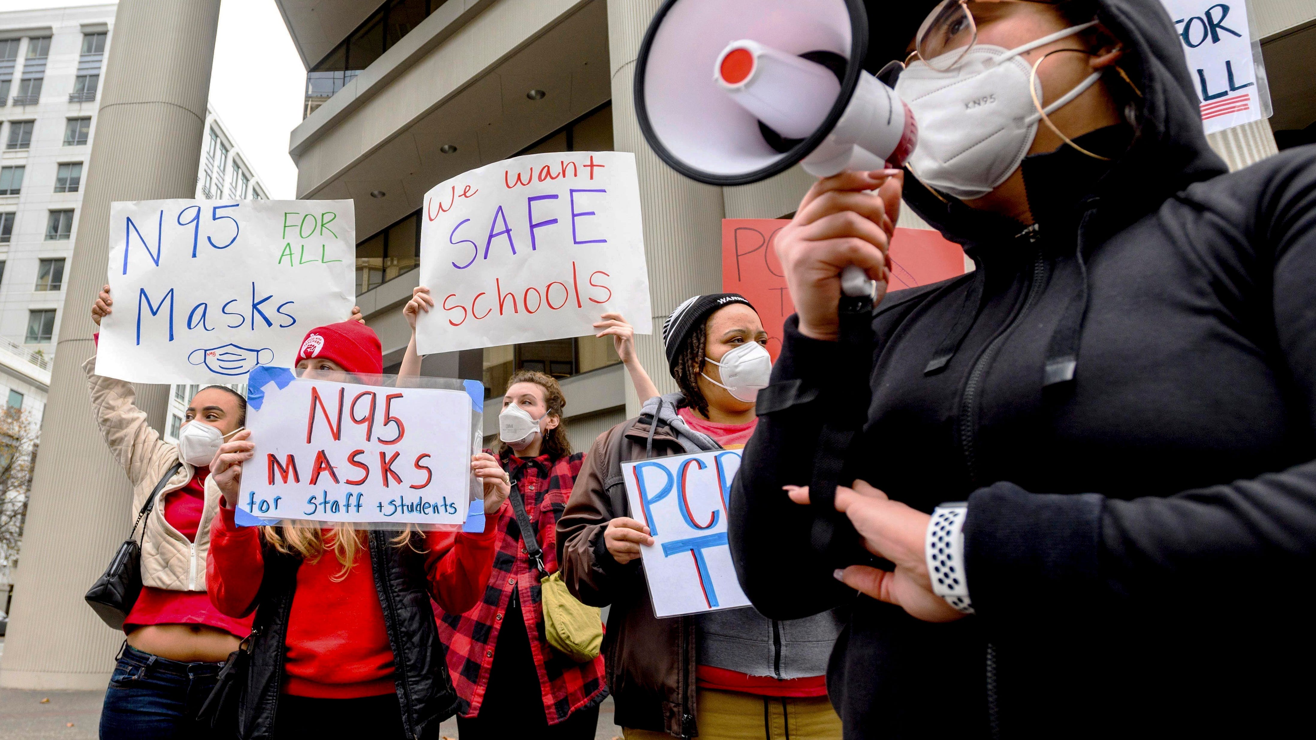 Soaring COVID-19 cases renew US debate over mask mandates