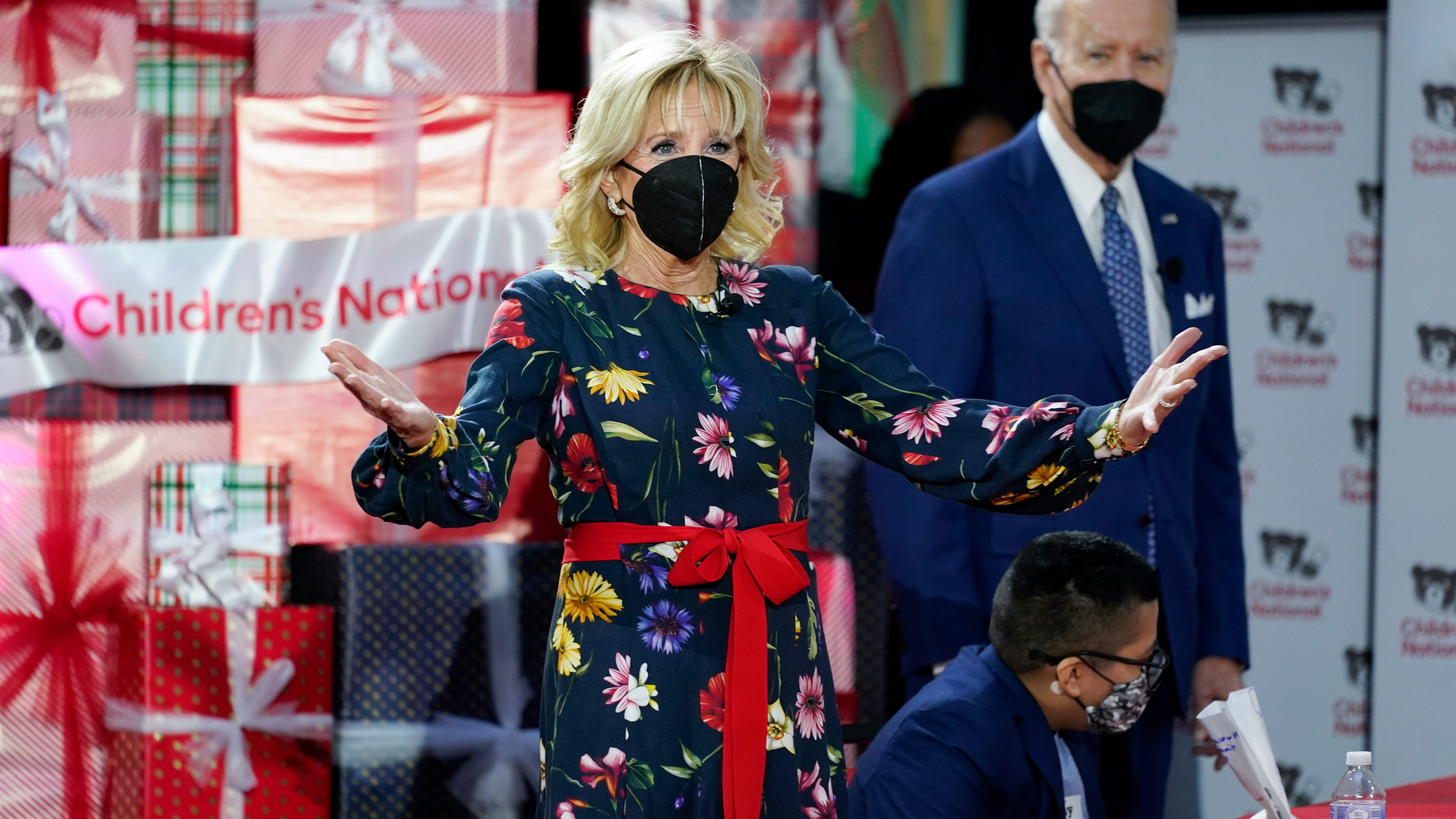Biden, first lady visit hospitalized kids on Christmas Eve
