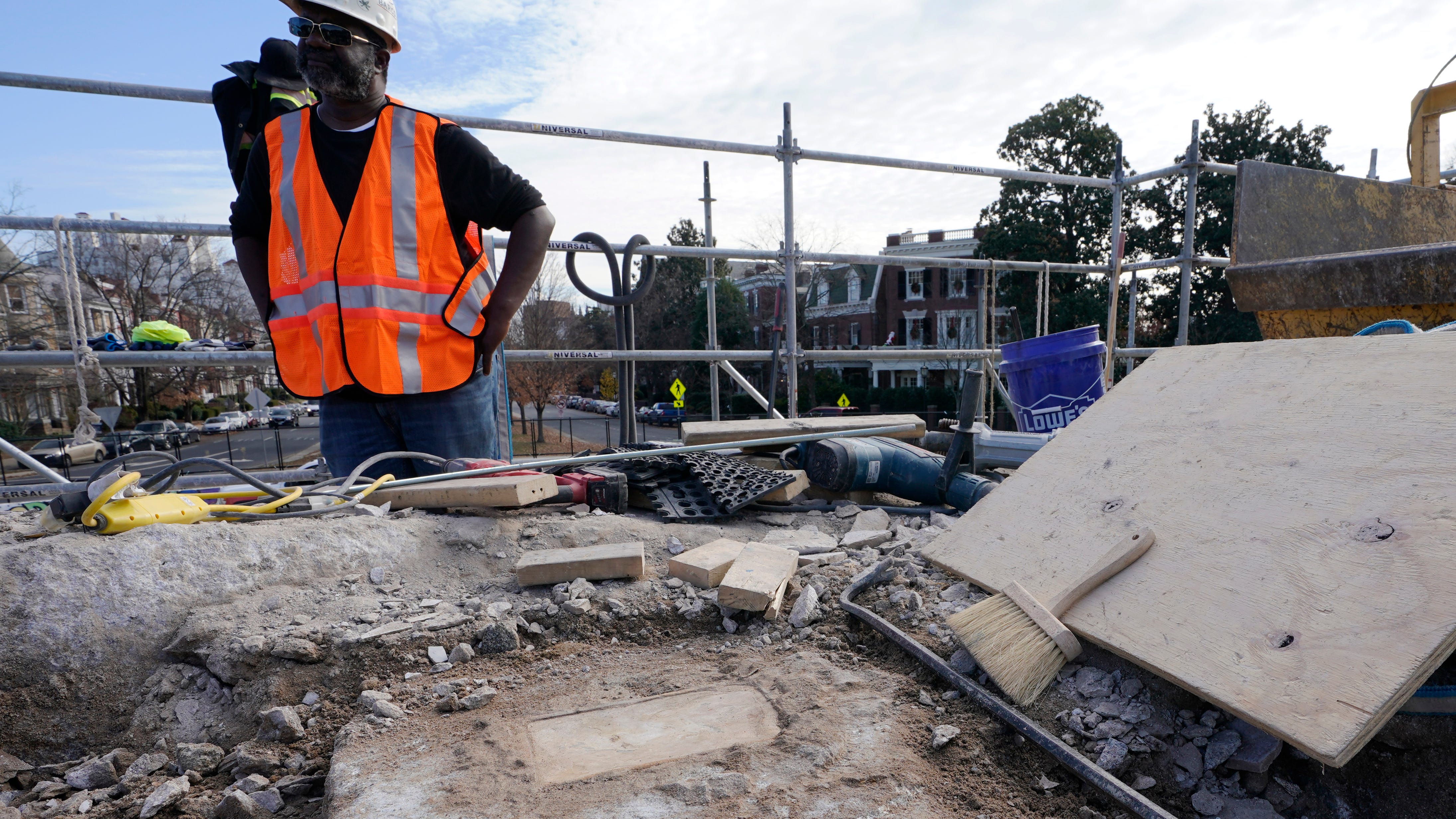 Crews may have found 1887 time capsule in Lee statue base