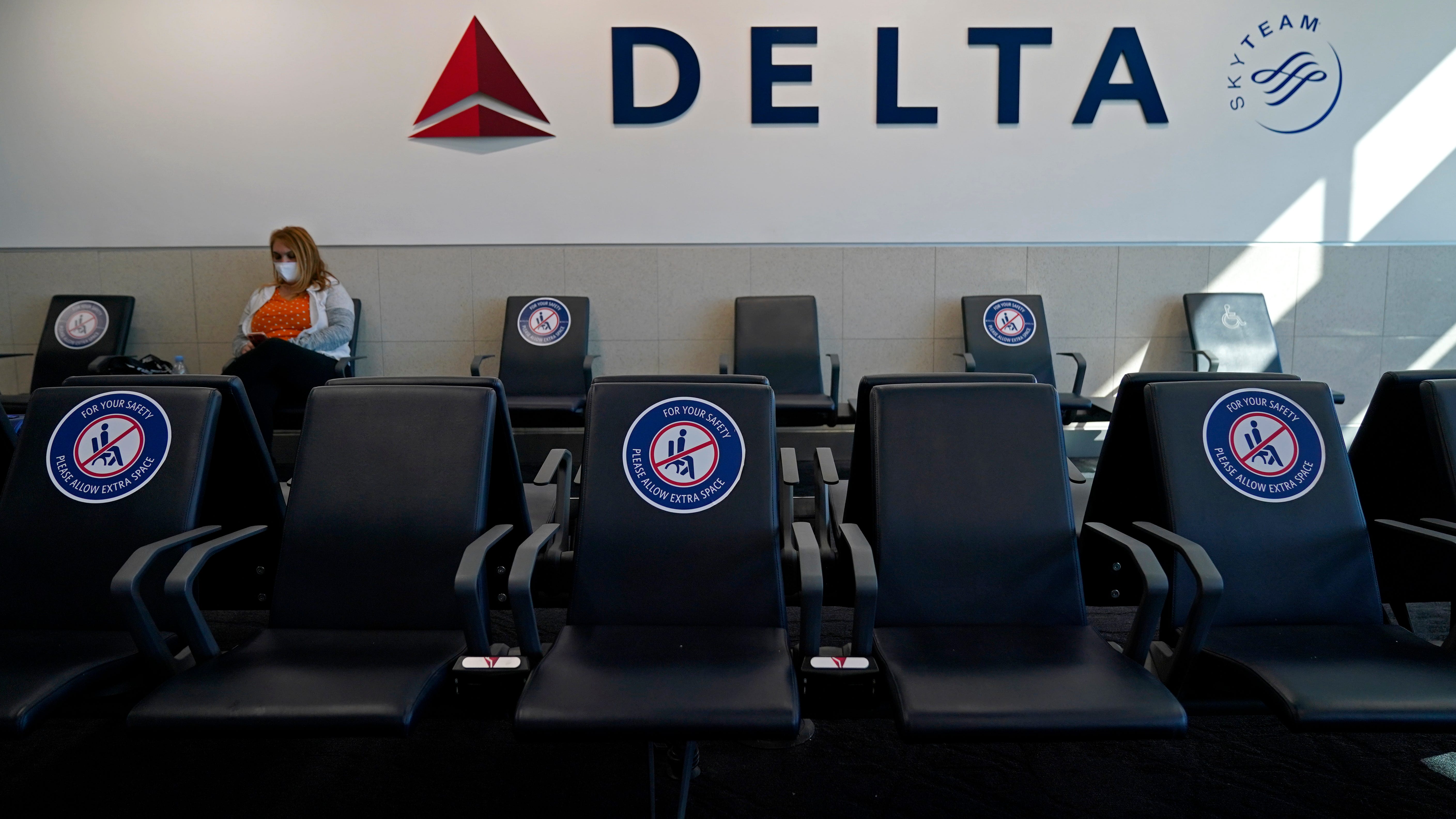 Delta to begin paying flight attendants during boarding