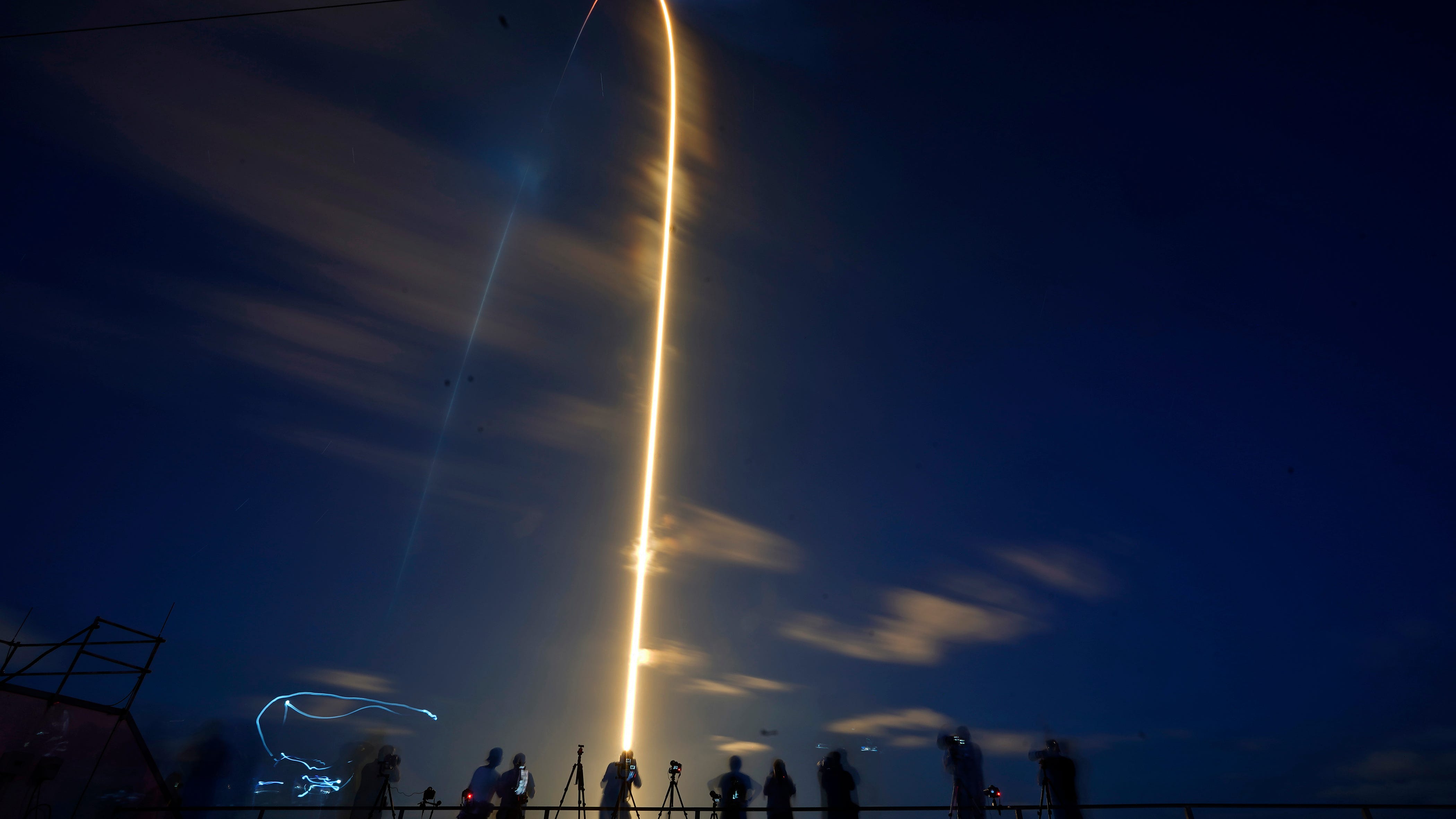 SpaceX launches 4 amateurs on private Earth-circling trip