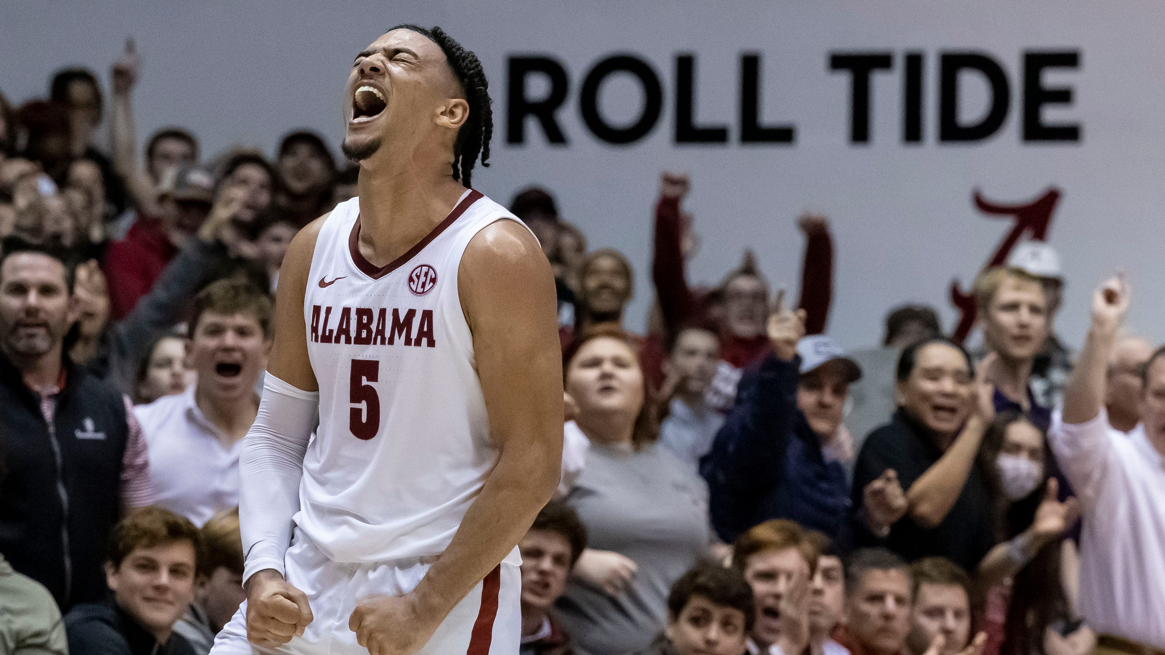 Alabama survives late rally, beats No. 13 LSU 70-67