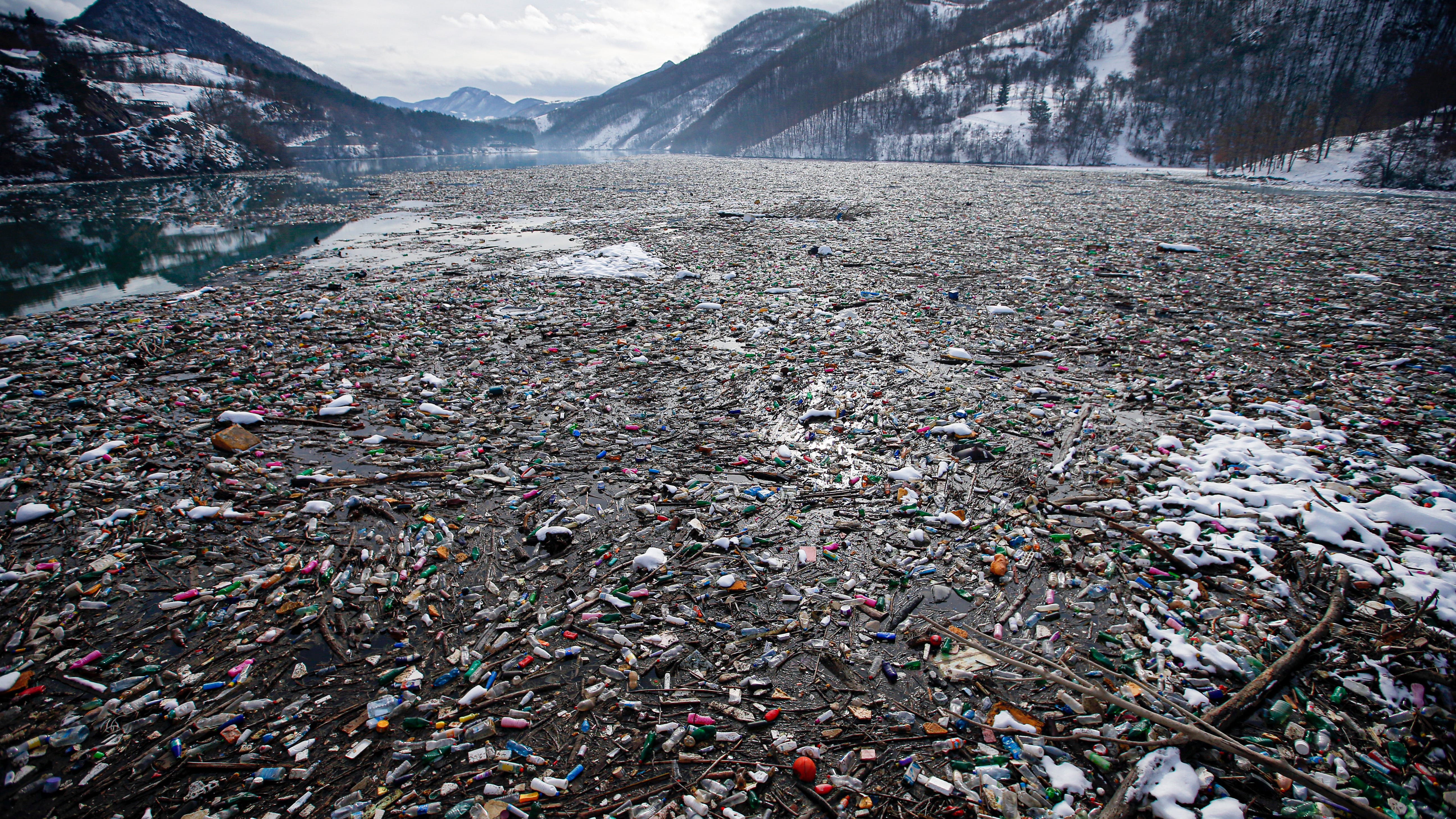 UN countries to create treaty to fight plastic pollution
