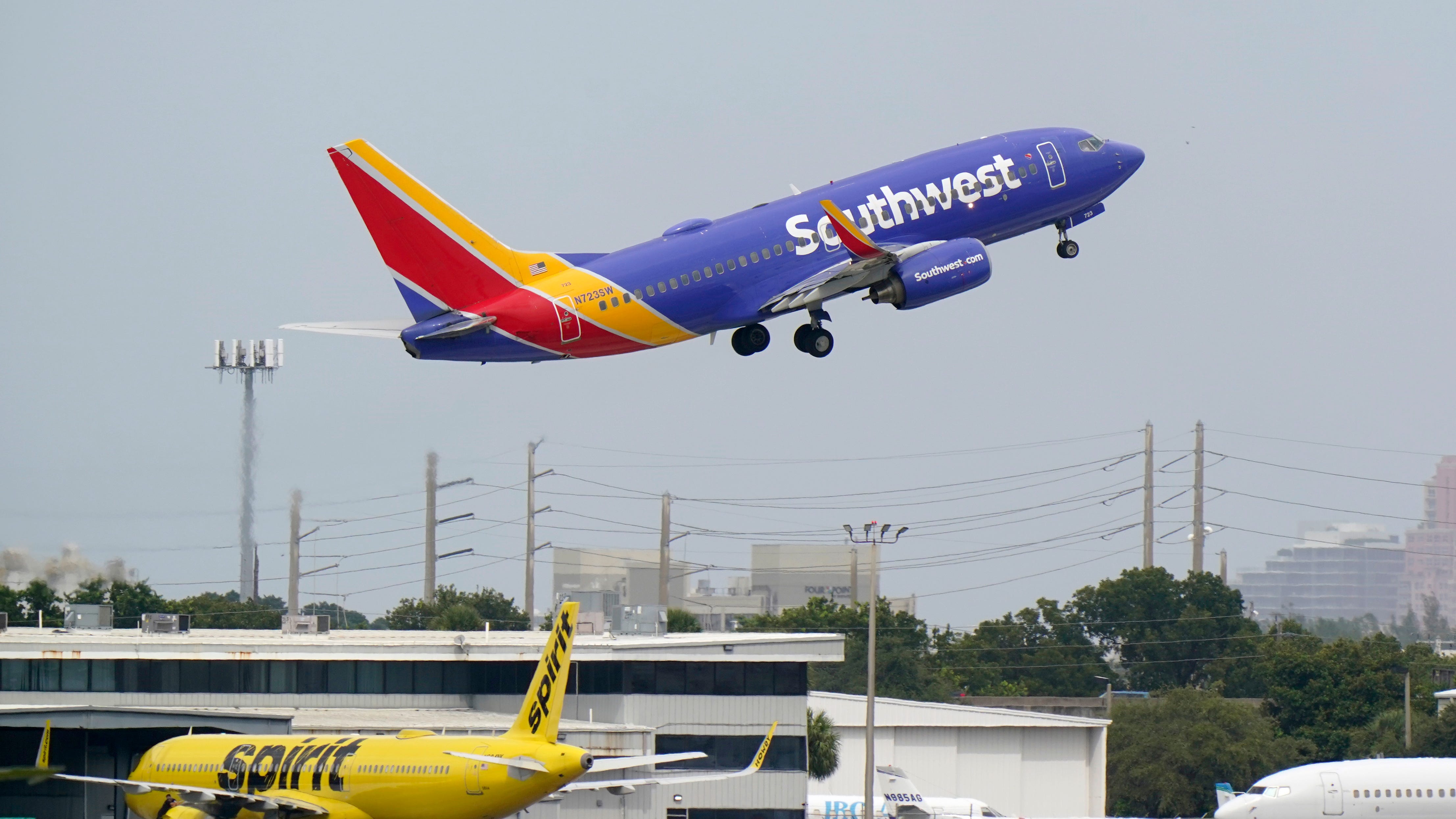 US airlines still piling up losses but say demand is rising