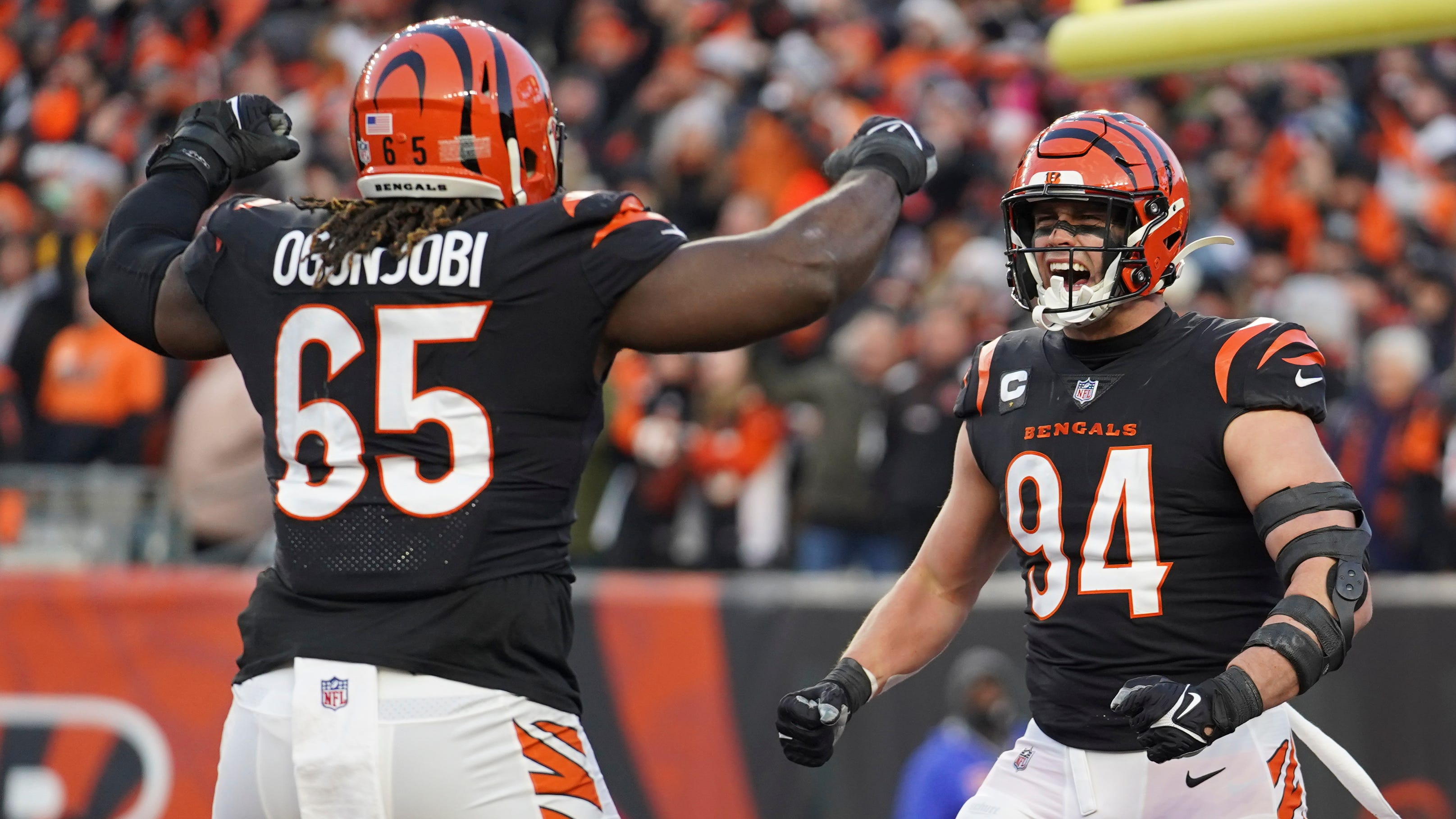 Bengals hold on, finally win in playoffs, 26-19 over Raiders