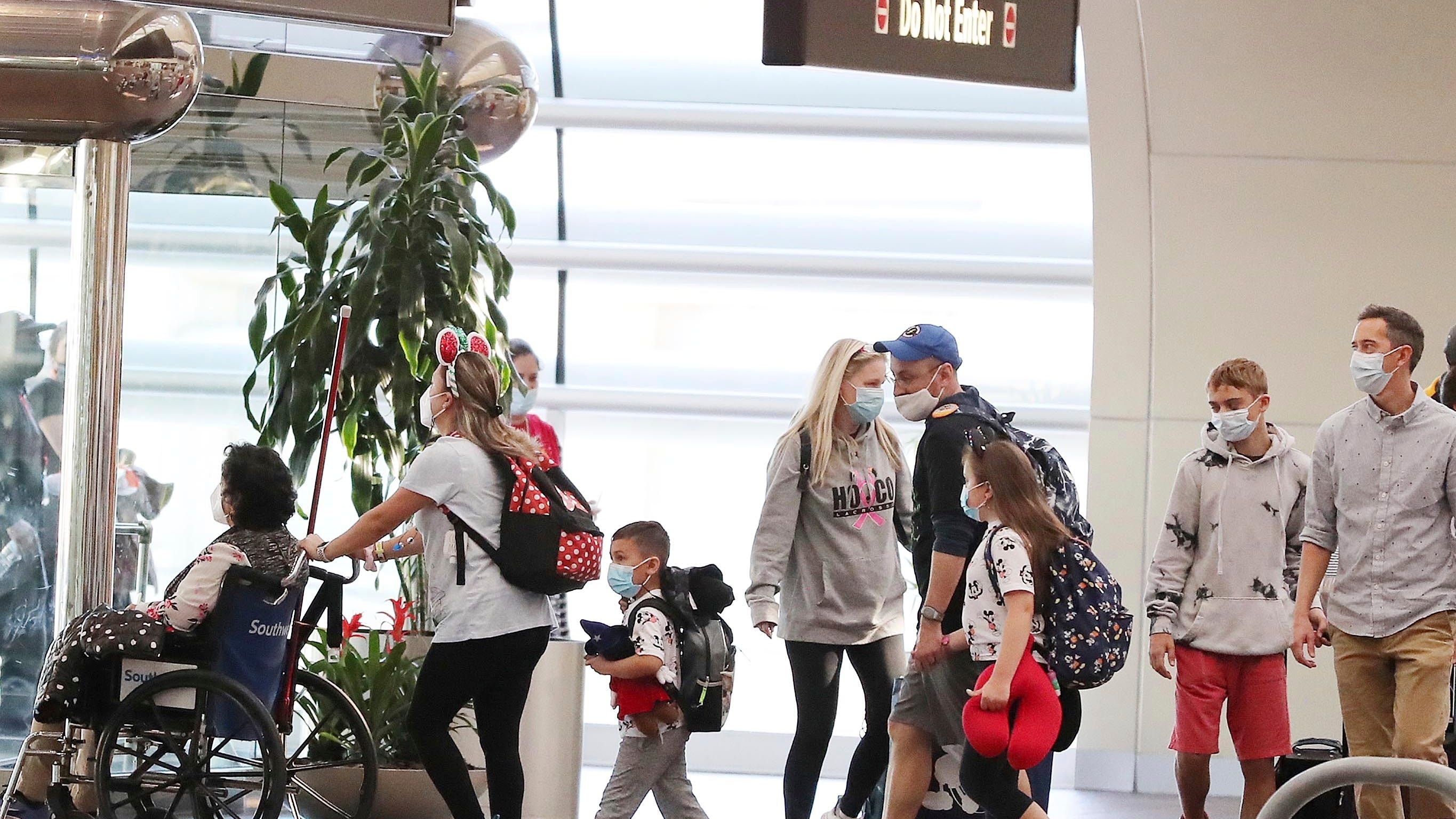 COVID variant disrupts holiday travel but not shopping