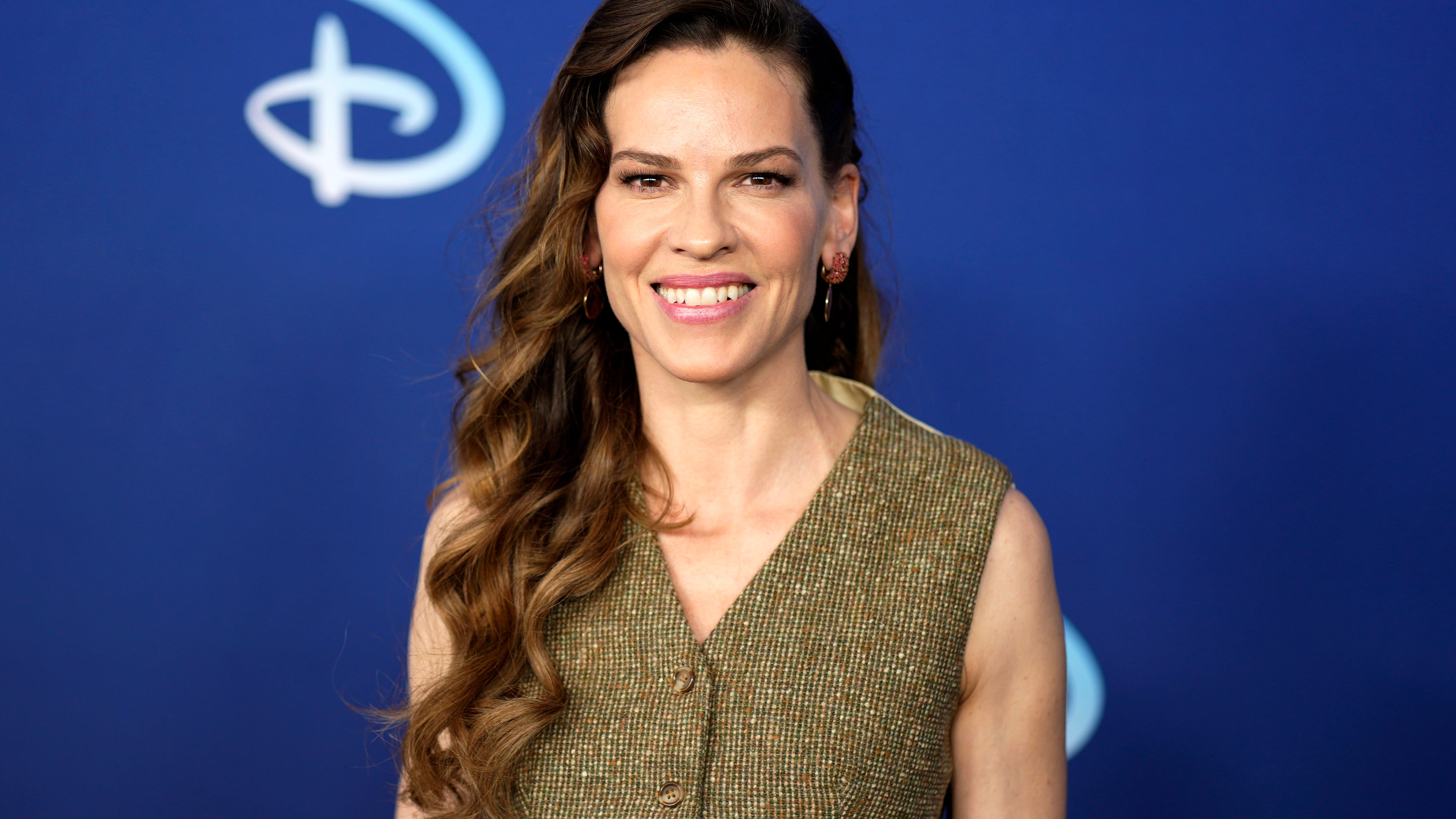 New York woman finds lost dachshund — in Hilary Swank's lap