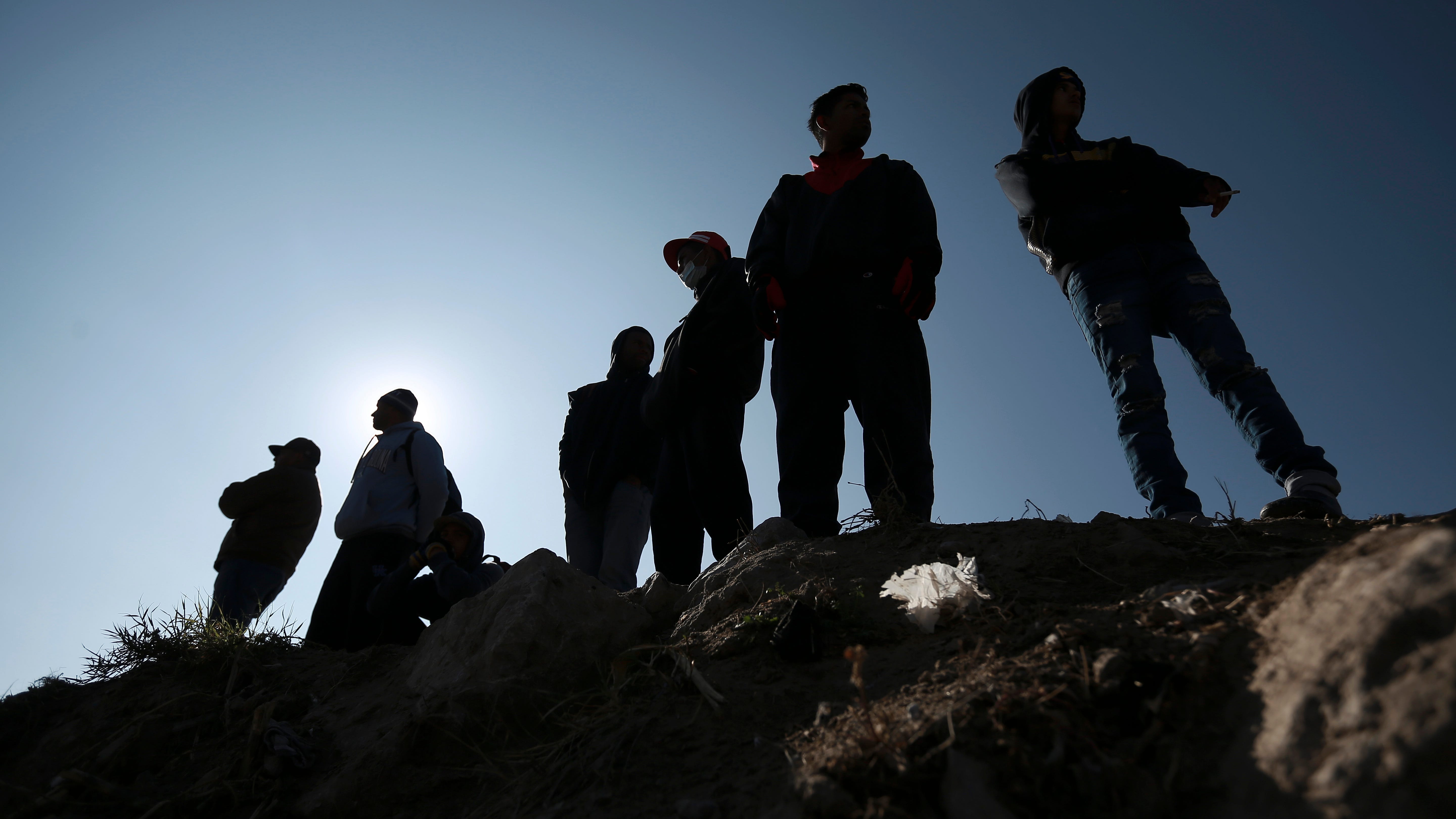 After court setback, migrants cling to hopes of reaching US