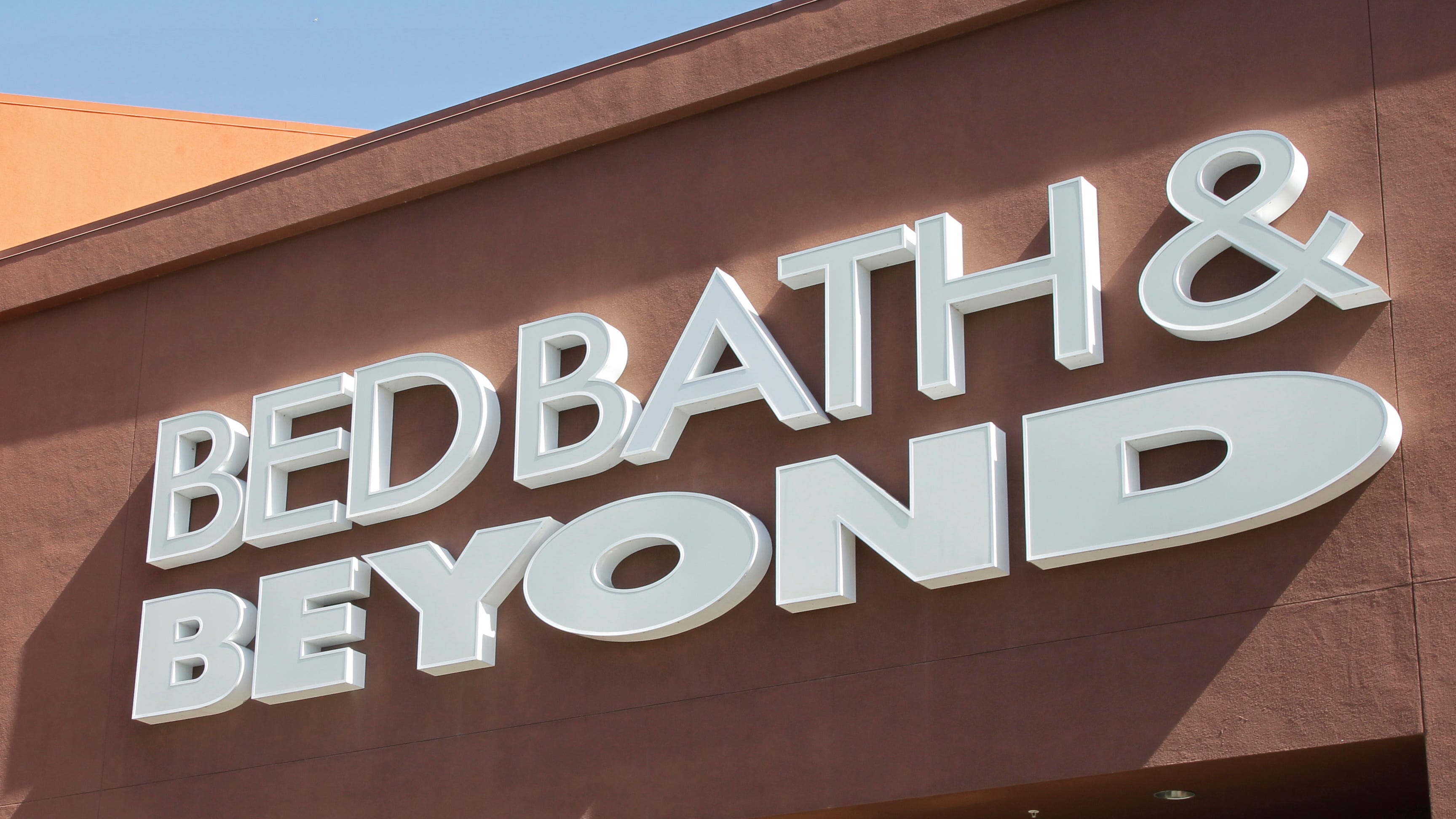 Bed Bath & Beyond tumbles after influential investor exits