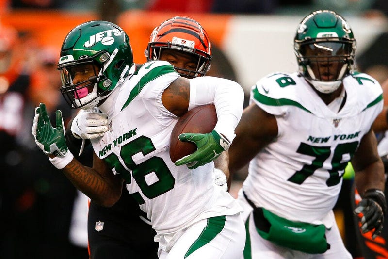 New York Jets running back Le'Veon Bell (26) runs the ball against Cincinnati Bengals linebacker Germaine Pratt, center, during the first half of an NFL football game, Sunday, Dec. 1, 2019, in Cincinnati.
