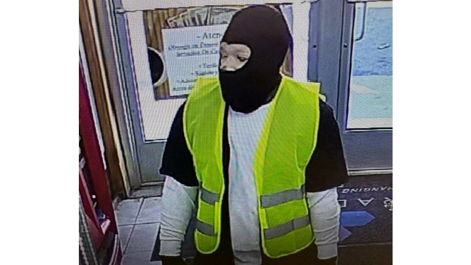 Oakland County authorities looking for tips to ID man who started fire inside liquor & check cashing business [VIDEO]