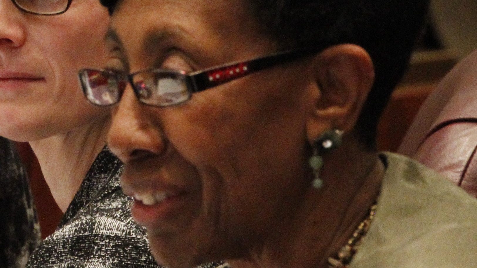 Feds: Ald. Carrie Austin seen walking ‘unassisted,’ despite medical claims