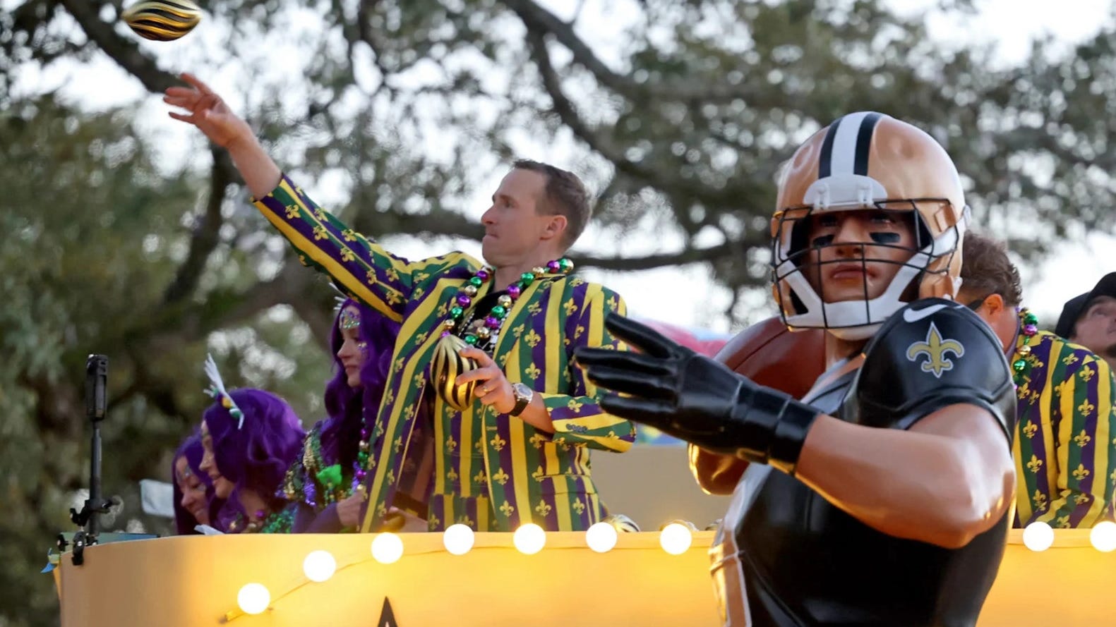 Look: Drew Brees gets HOF Mardi Gras treatment, key to the city