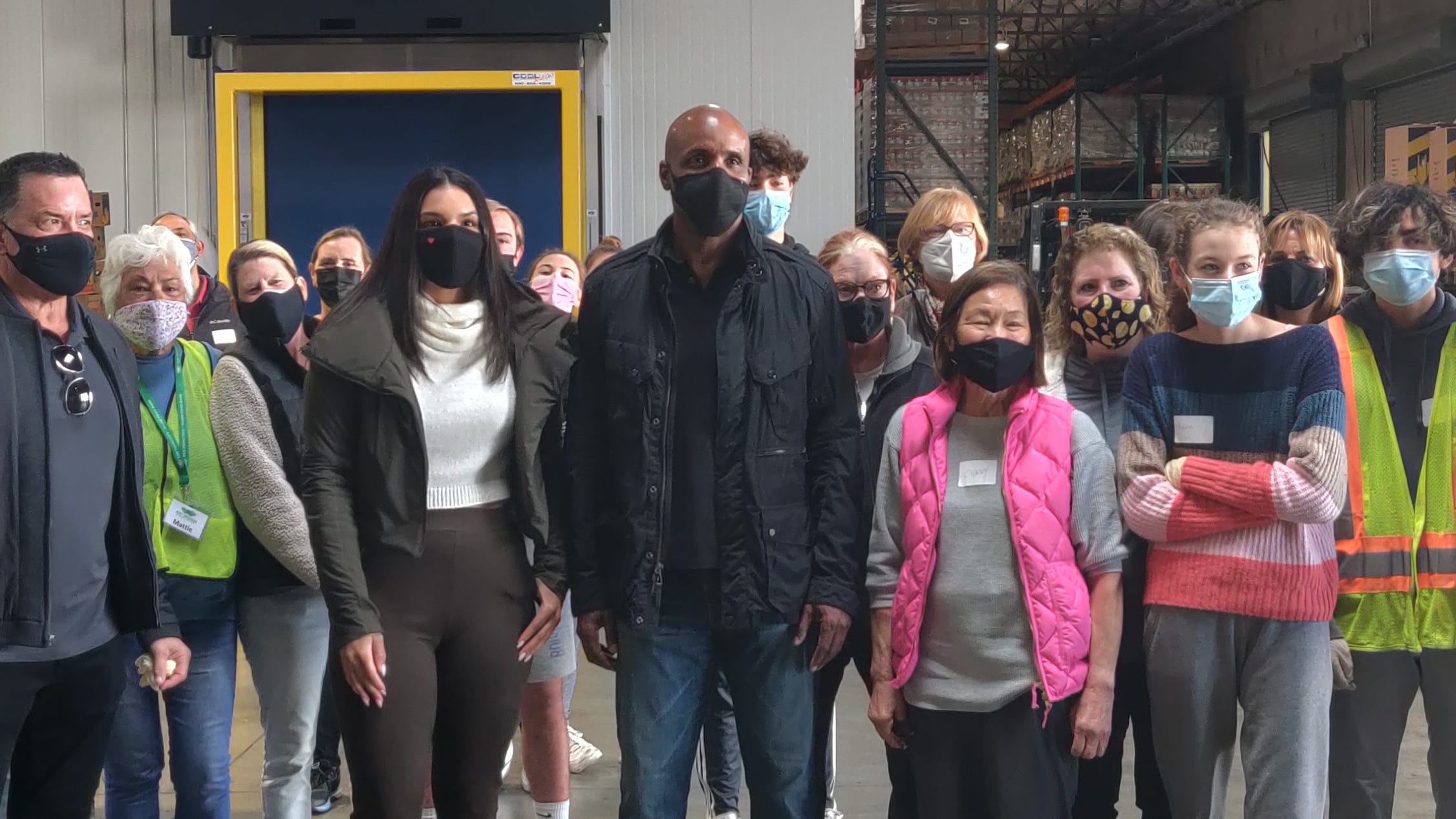 Baseball great Barry Bonds volunteers at San Francisco-Marin Food Bank