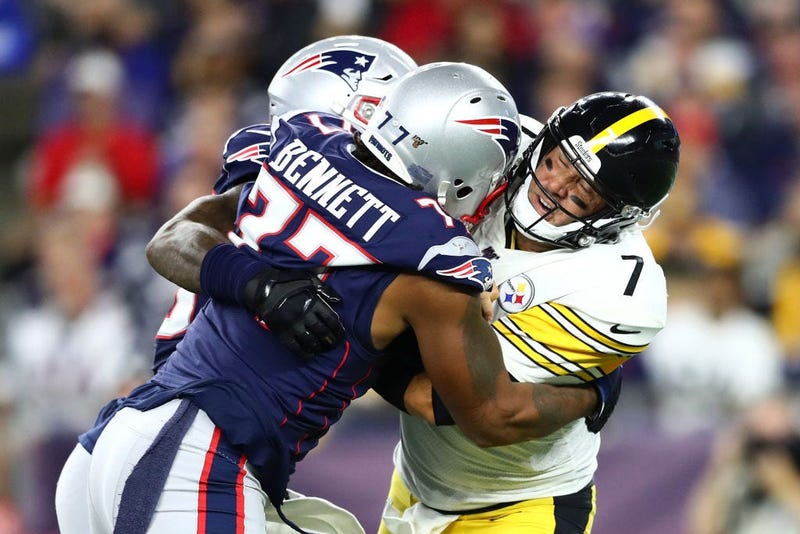 Michael Bennett hits Ben Roethlisberger