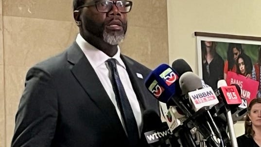 Mayor-elect Johnson meets with Mayor Lightfoot at Chicago City Hall