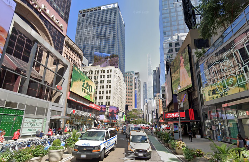 Two people were slashed at a nightclub on Broadway between West 48th Street and West 49th Street on Sunday morning.