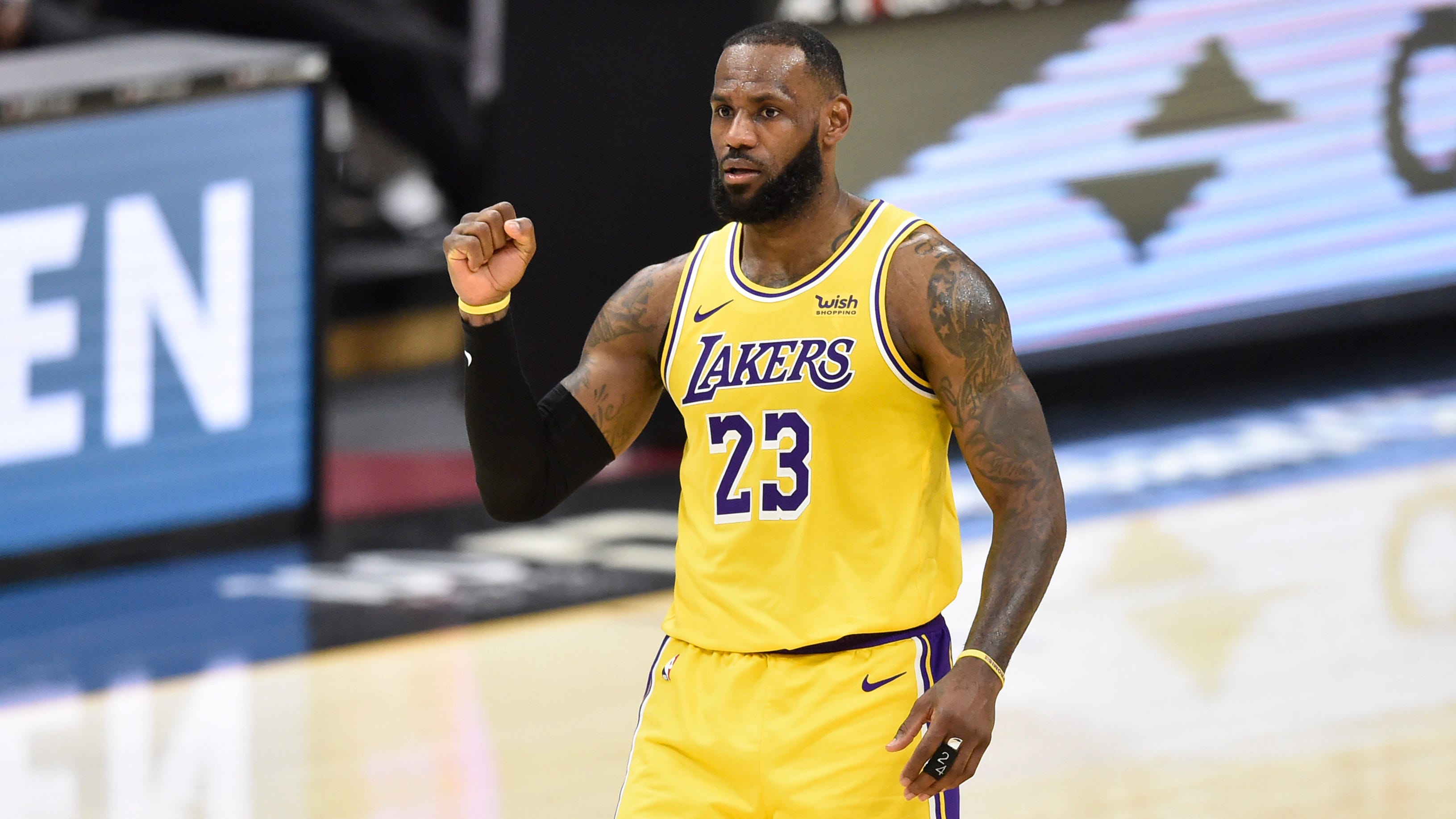 LeBron James fires back at Cavs exec with 21 points in 4th, 46 points total in win over Cleveland