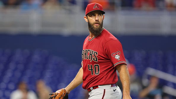 Madison Bumgarner goes ballistic on ump after first-inning ejection following hand check