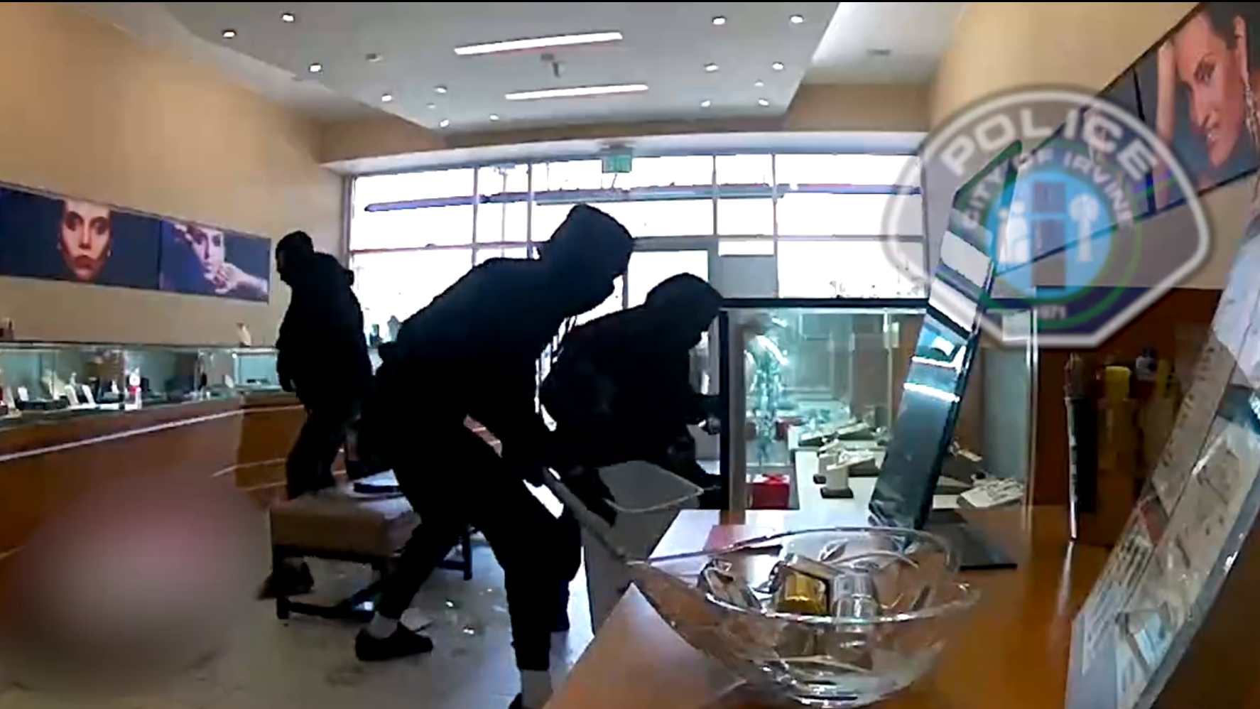 Smash-and-grab robbers steal $900K in jewelry from Irvine store